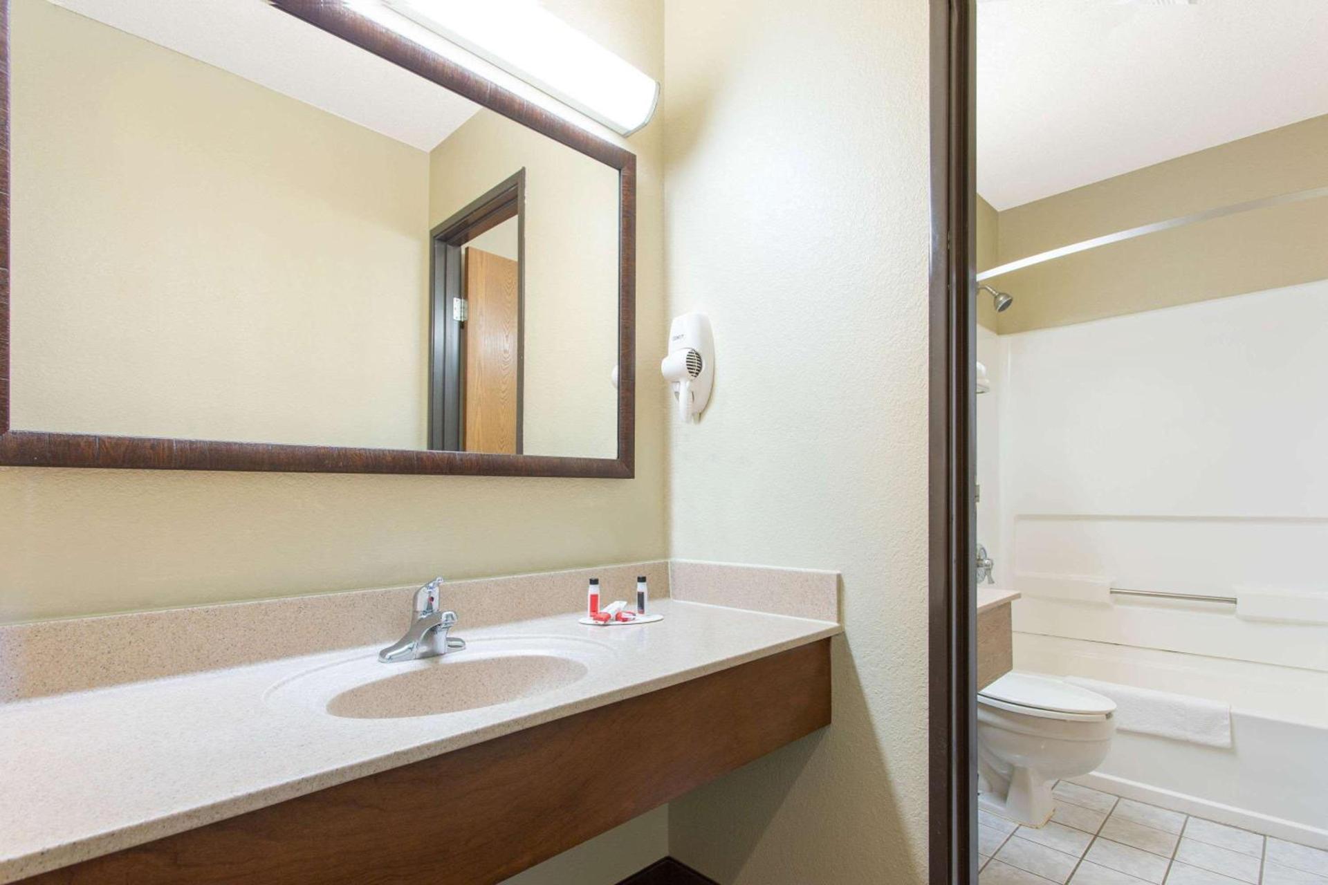 Super 8 by Wyndham Weston WV photo 17