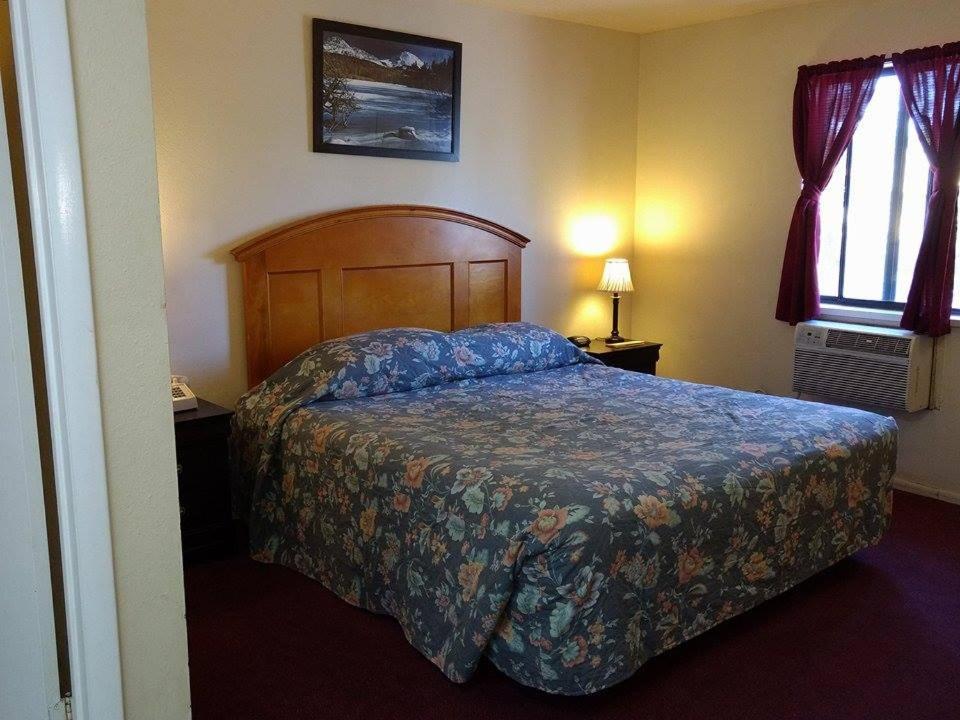 Travelers Motel photo 39