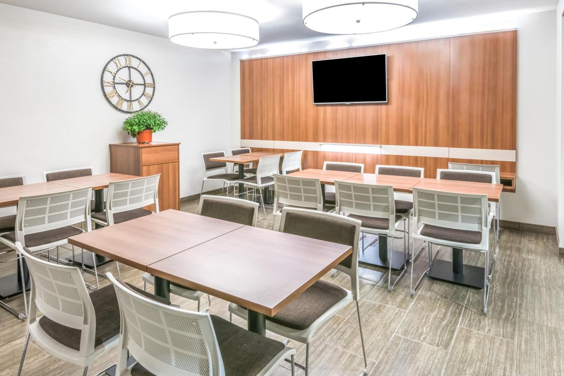 Microtel By Wyndham Victor photo 19