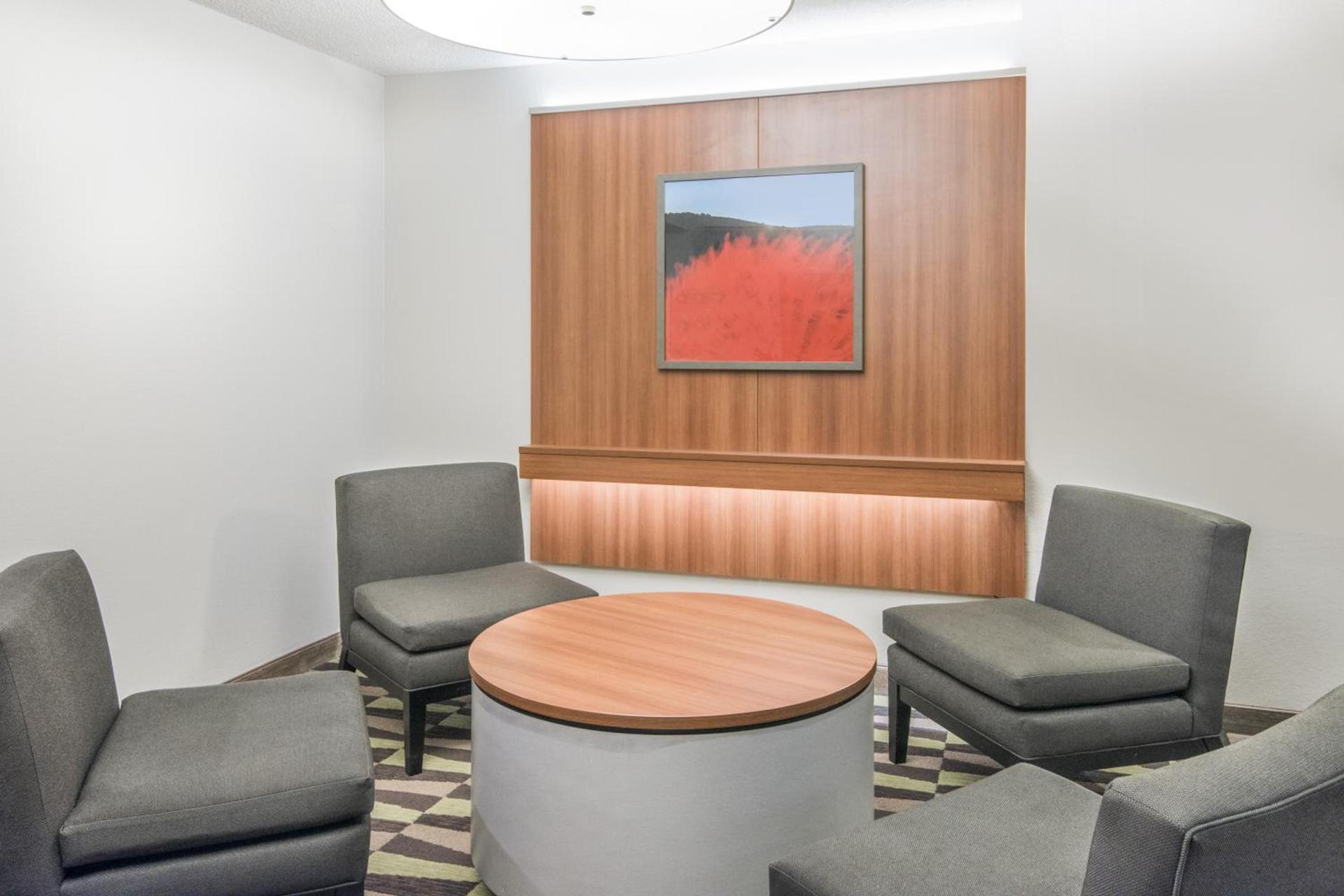 Microtel By Wyndham Victor photo 18
