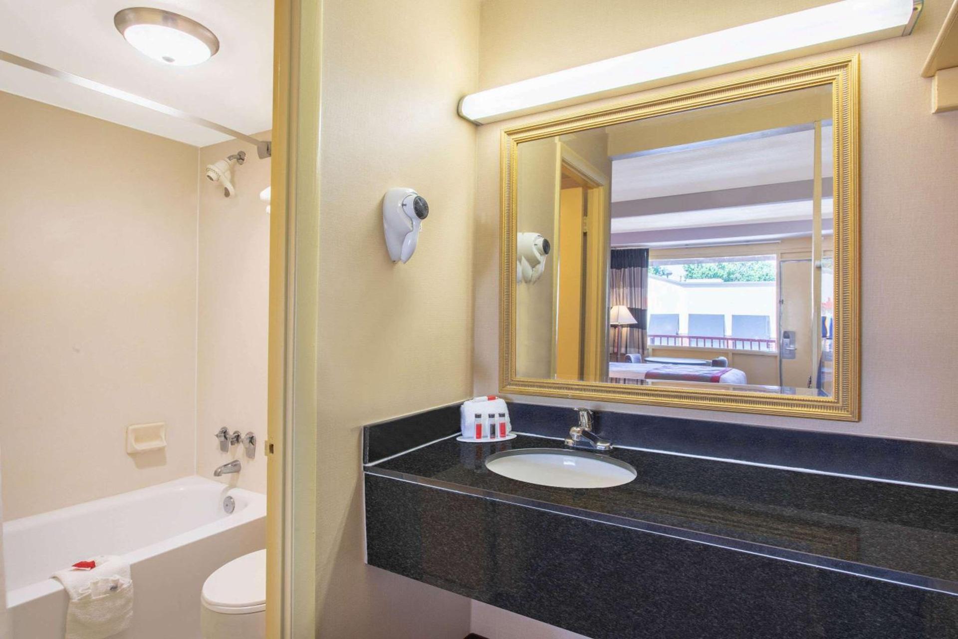 Ramada Limited Cockeysville photo 15