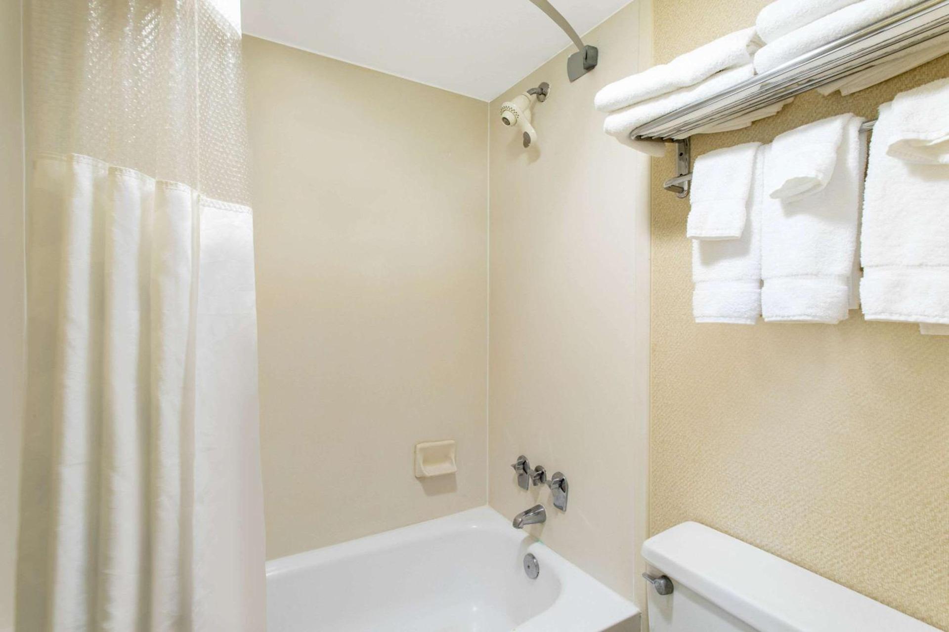 Ramada Limited Cockeysville photo 11