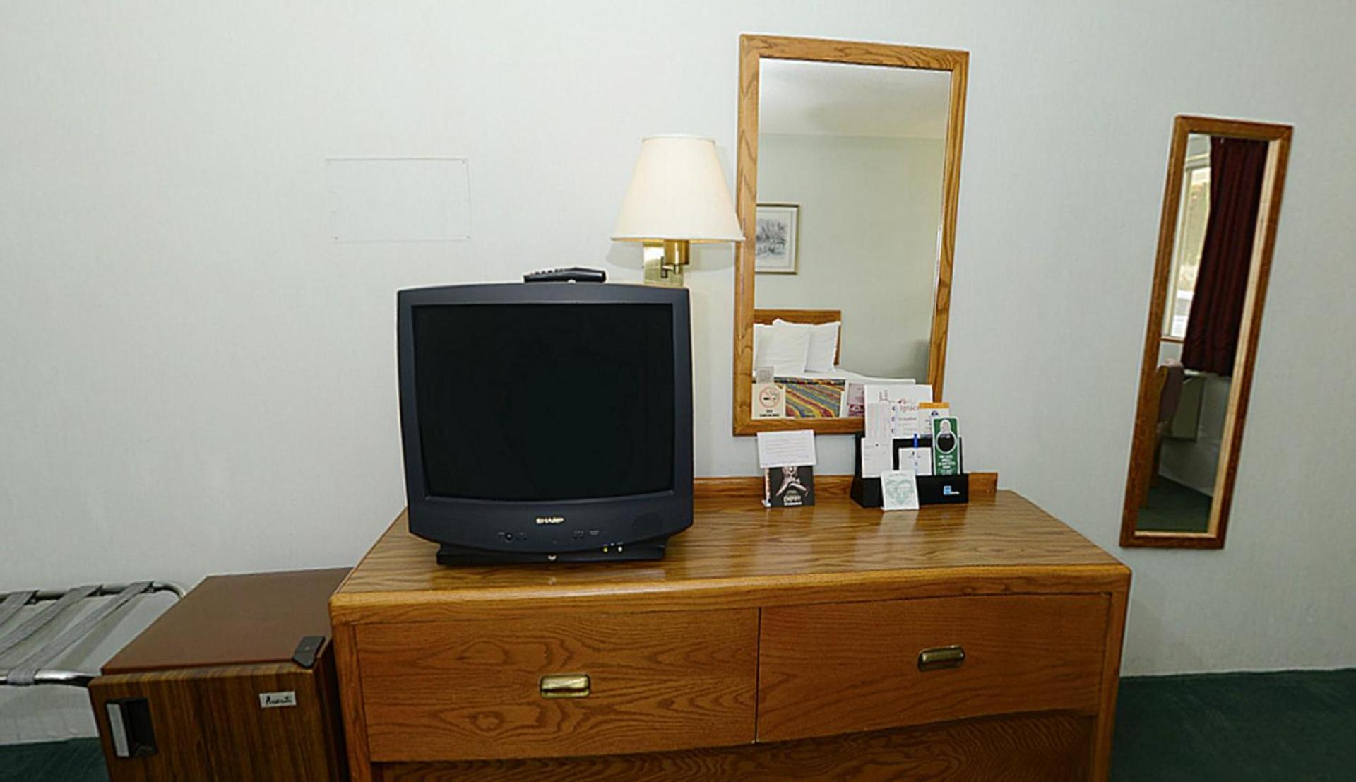 Americas Best Value Inn Saint Ignace photo 10