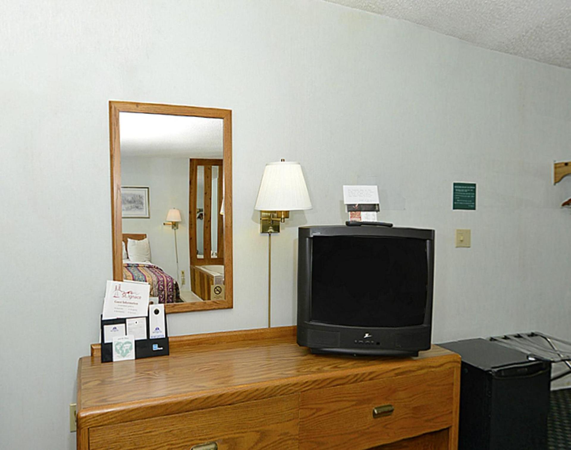 Americas Best Value Inn Saint Ignace photo 21