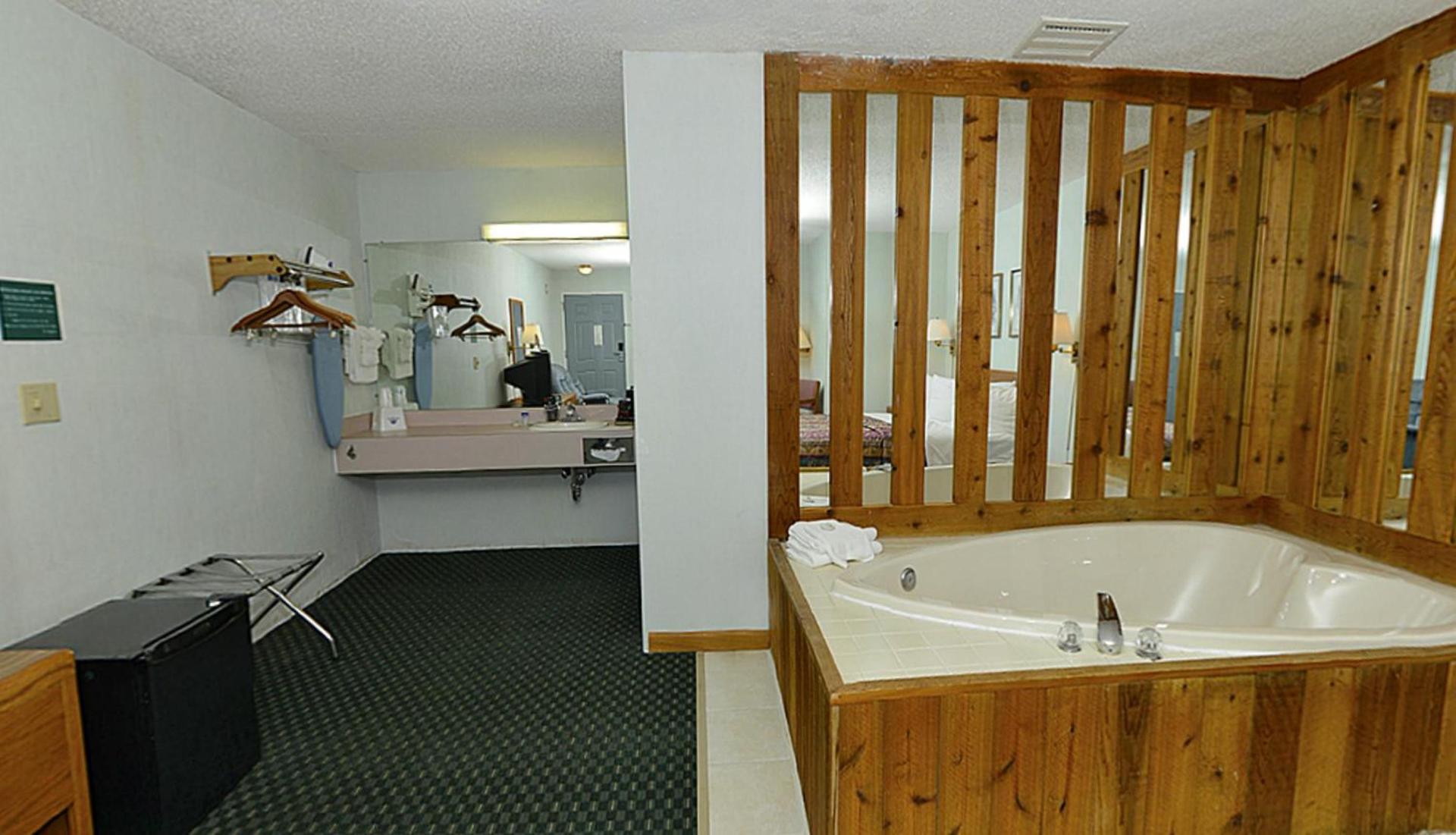 Americas Best Value Inn Saint Ignace photo 8