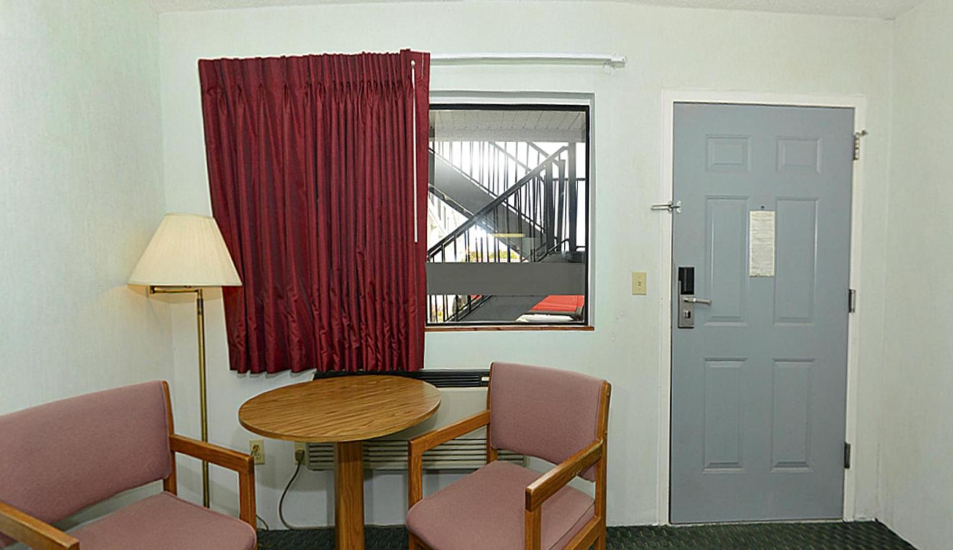 Americas Best Value Inn Saint Ignace photo 9