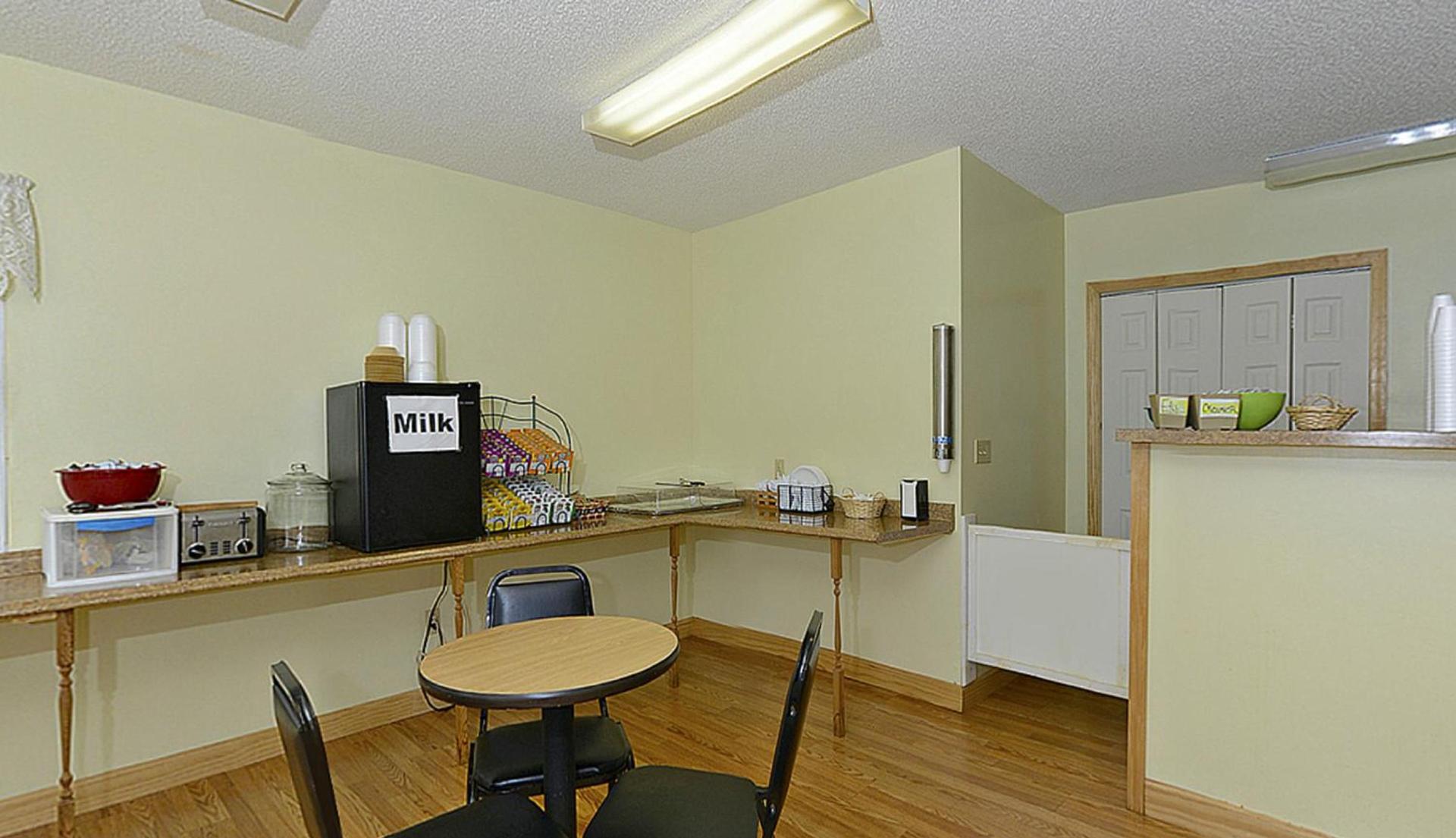 Americas Best Value Inn Saint Ignace photo 12