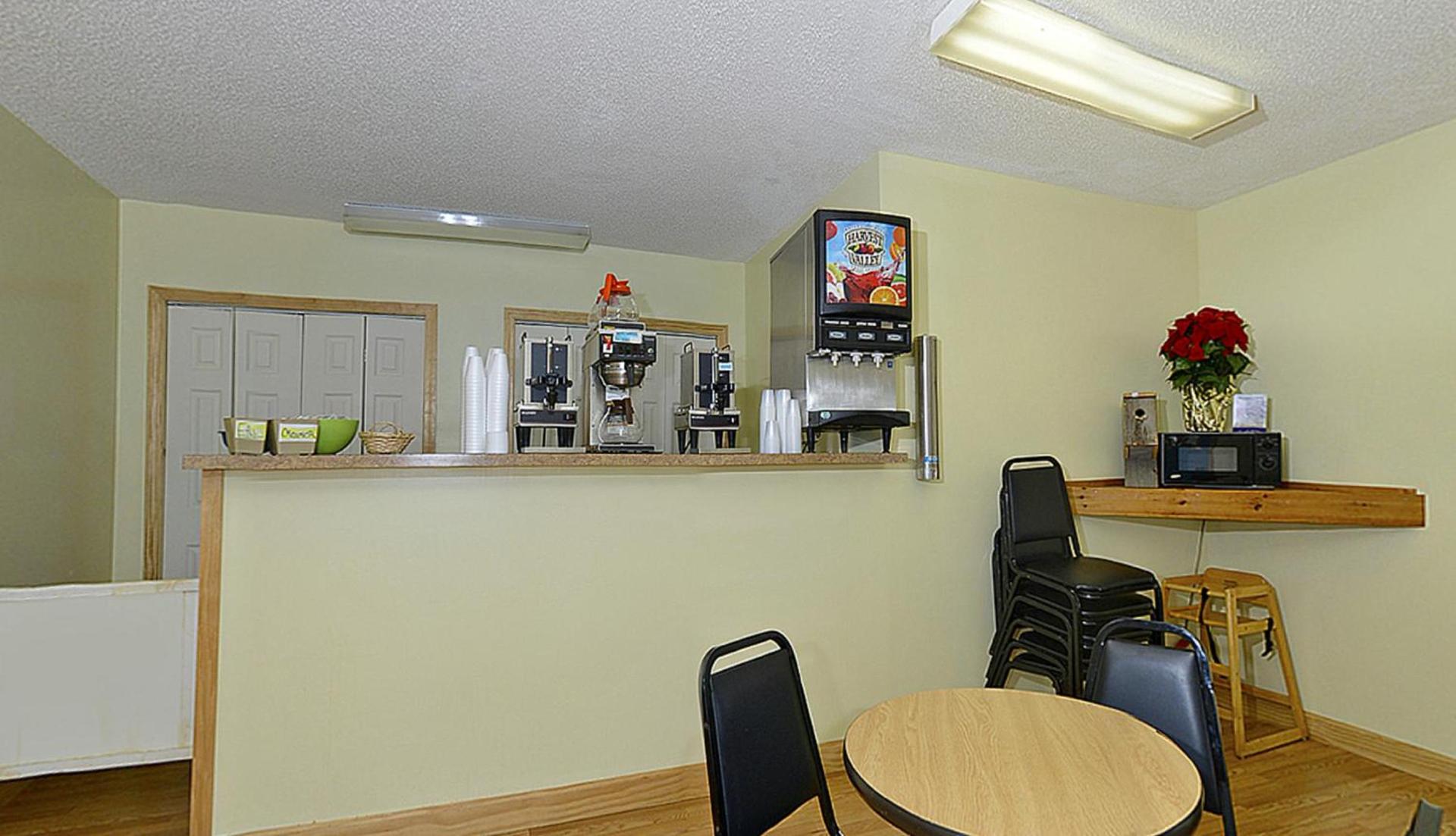 Americas Best Value Inn Saint Ignace photo 11