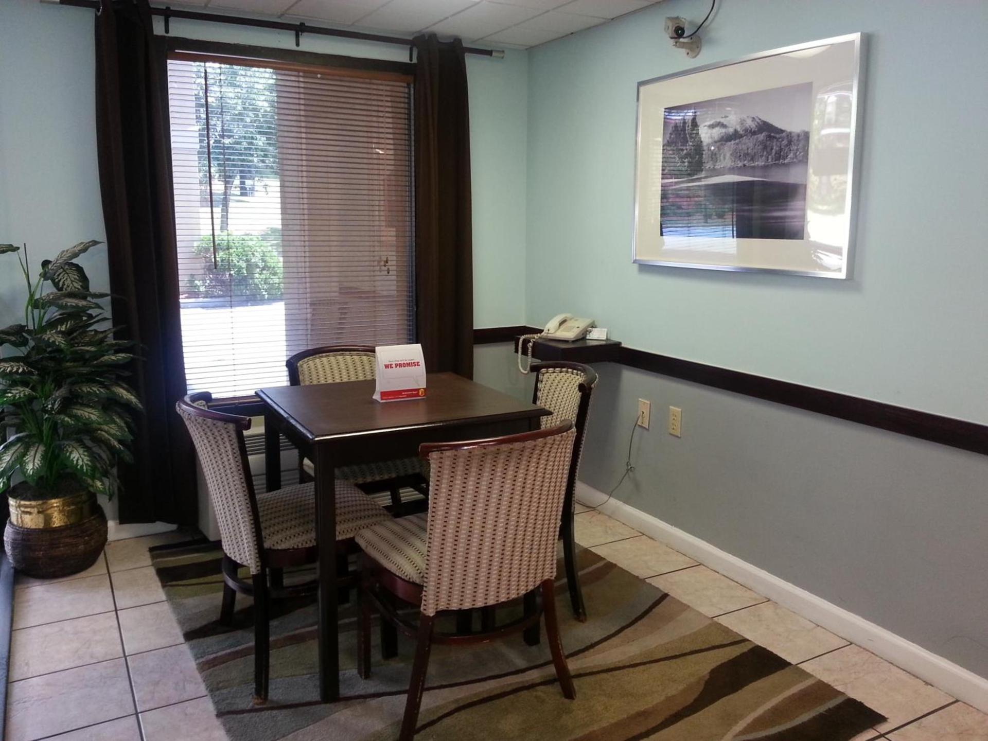 Super 8 by Wyndham Lithonia photo 22