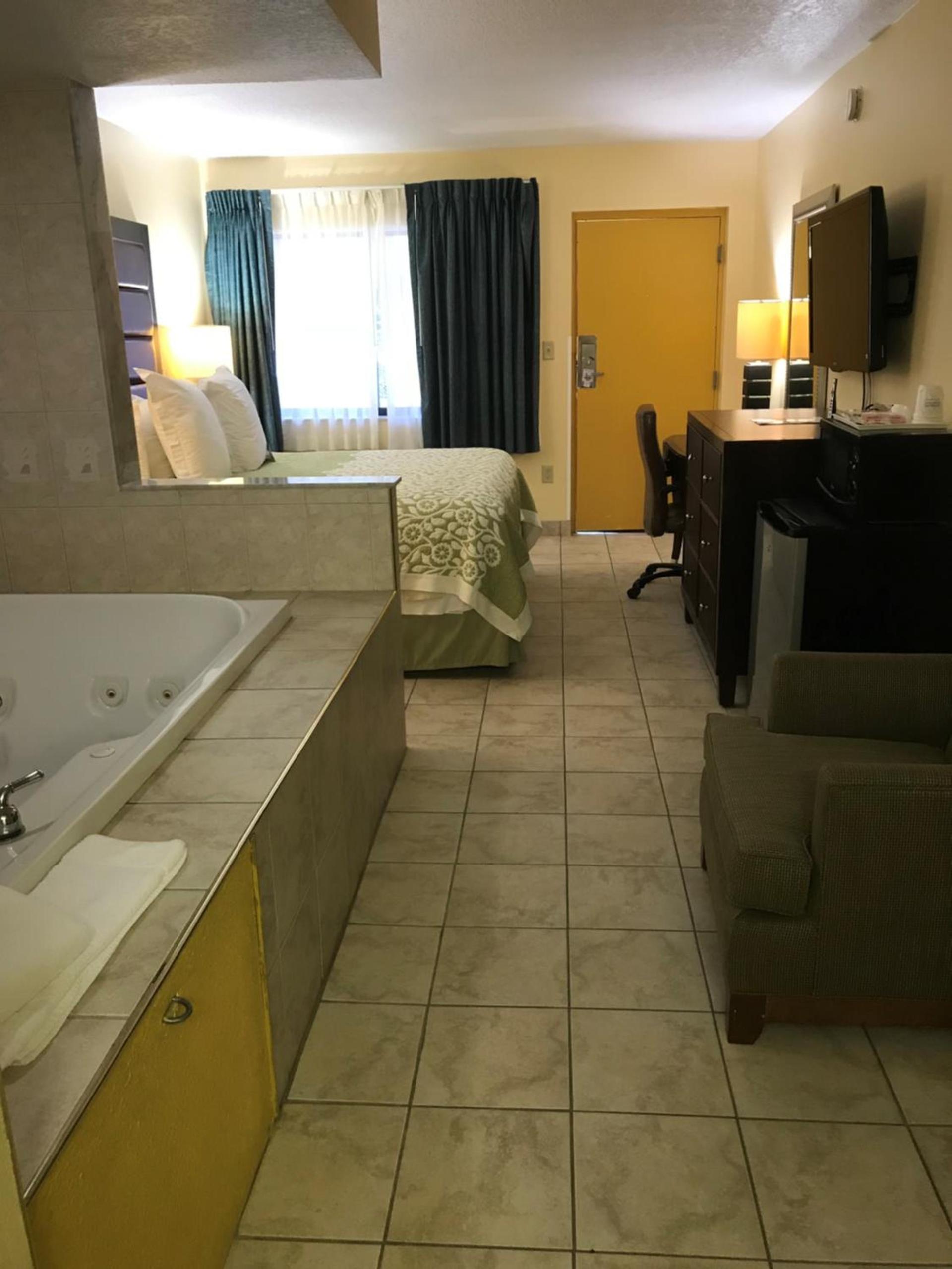 Days Inn by Wyndham N Orlando/Casselberry photo 40