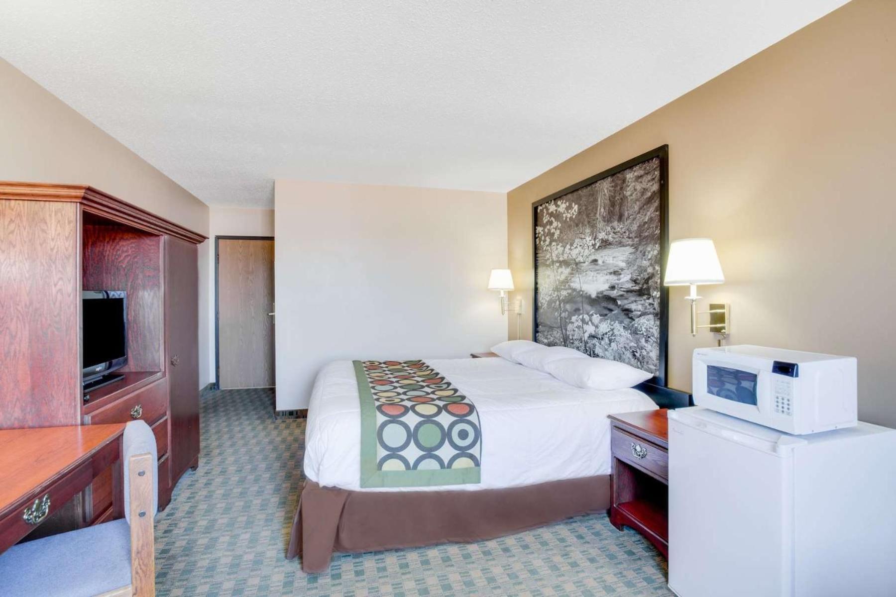 Super 8 by Wyndham Mitchell photo 16