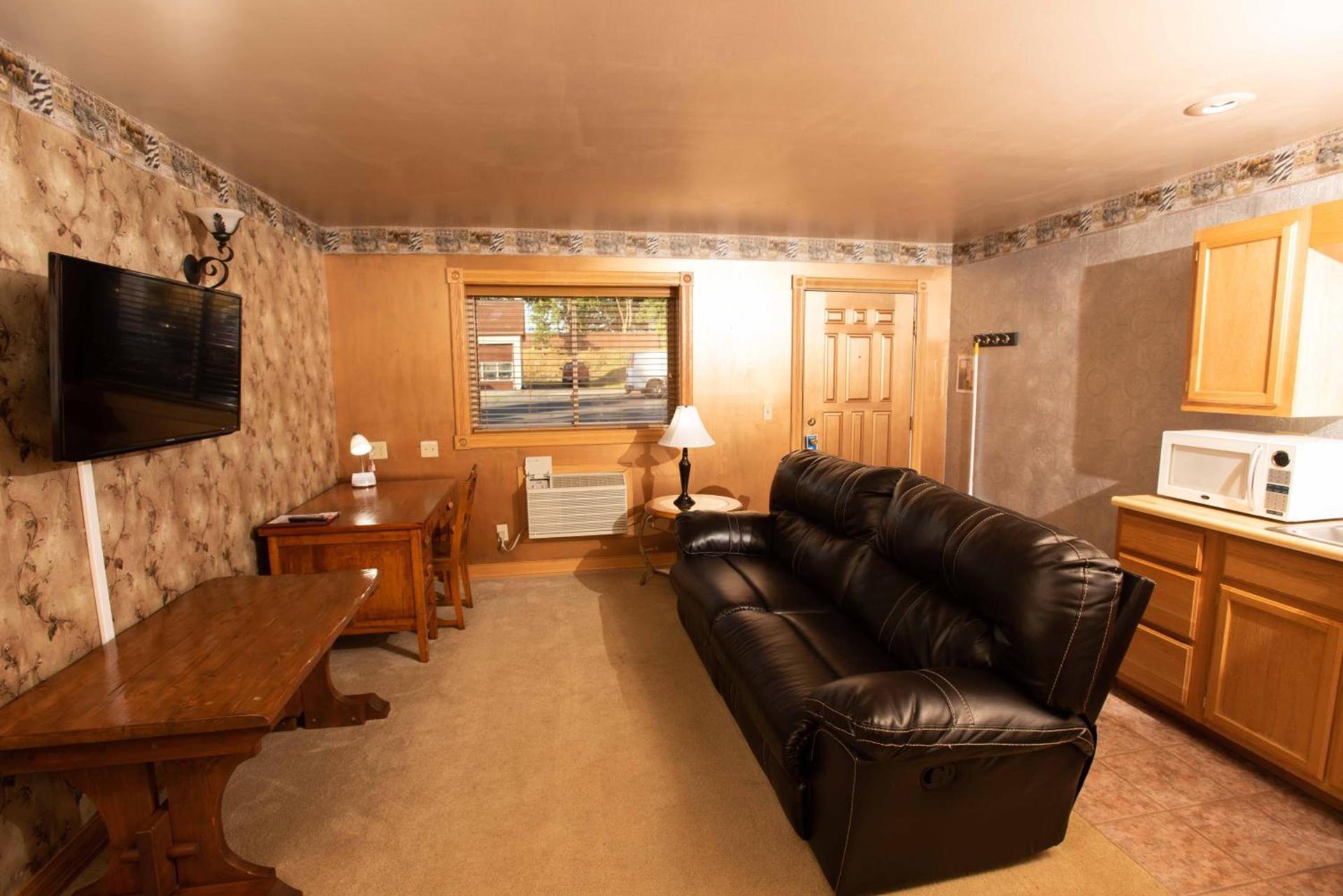 Blue Spruce Motel photo 54
