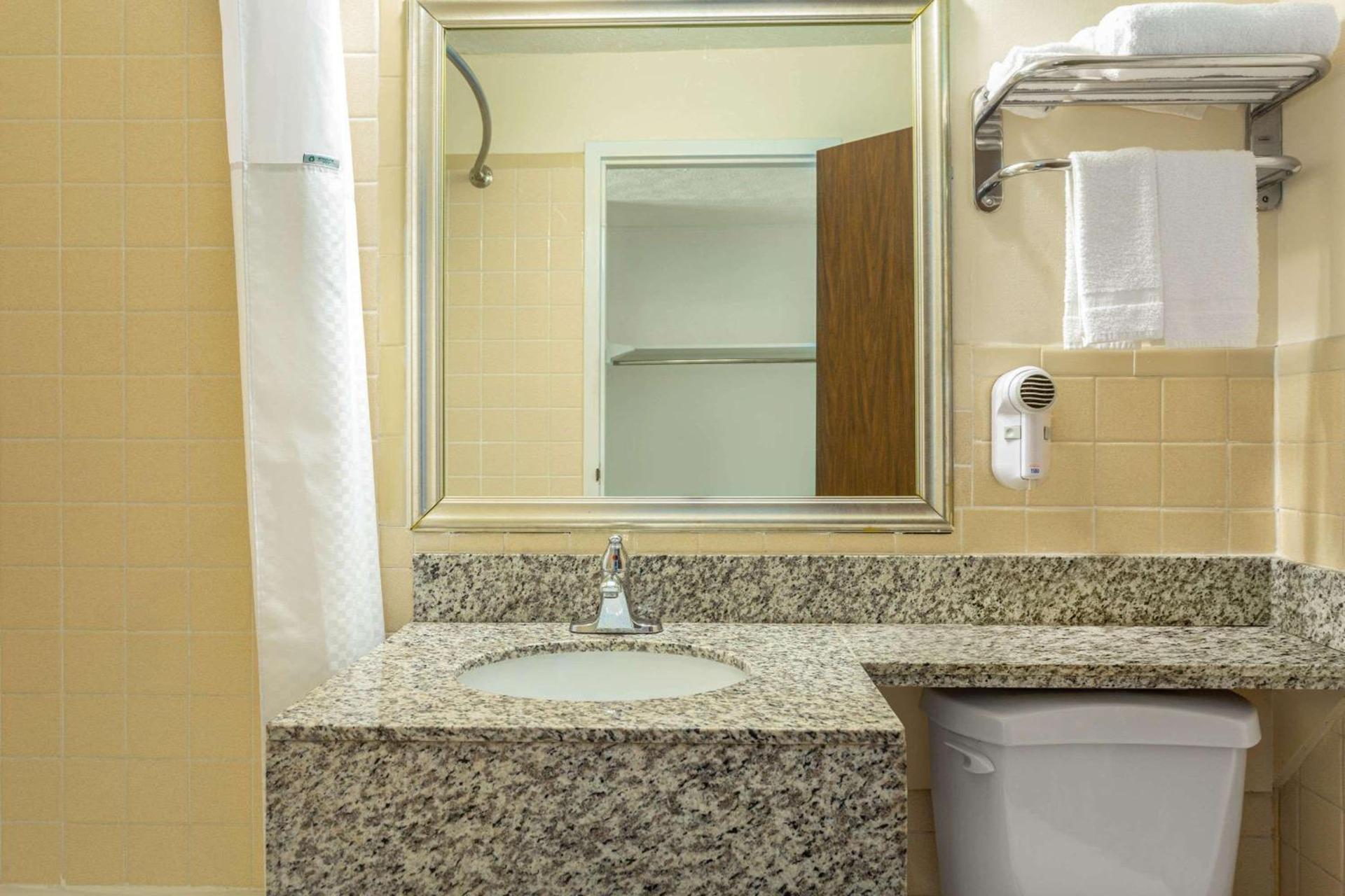 Days Inn by Wyndham Breezewood photo 10