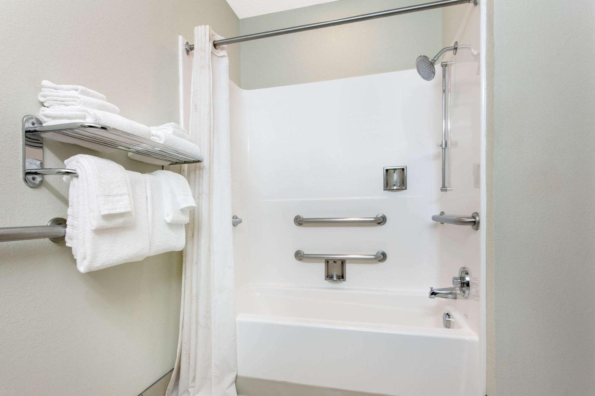 Microtel Inn & Suites by Wyndham Lillington/Campbell University photo 22