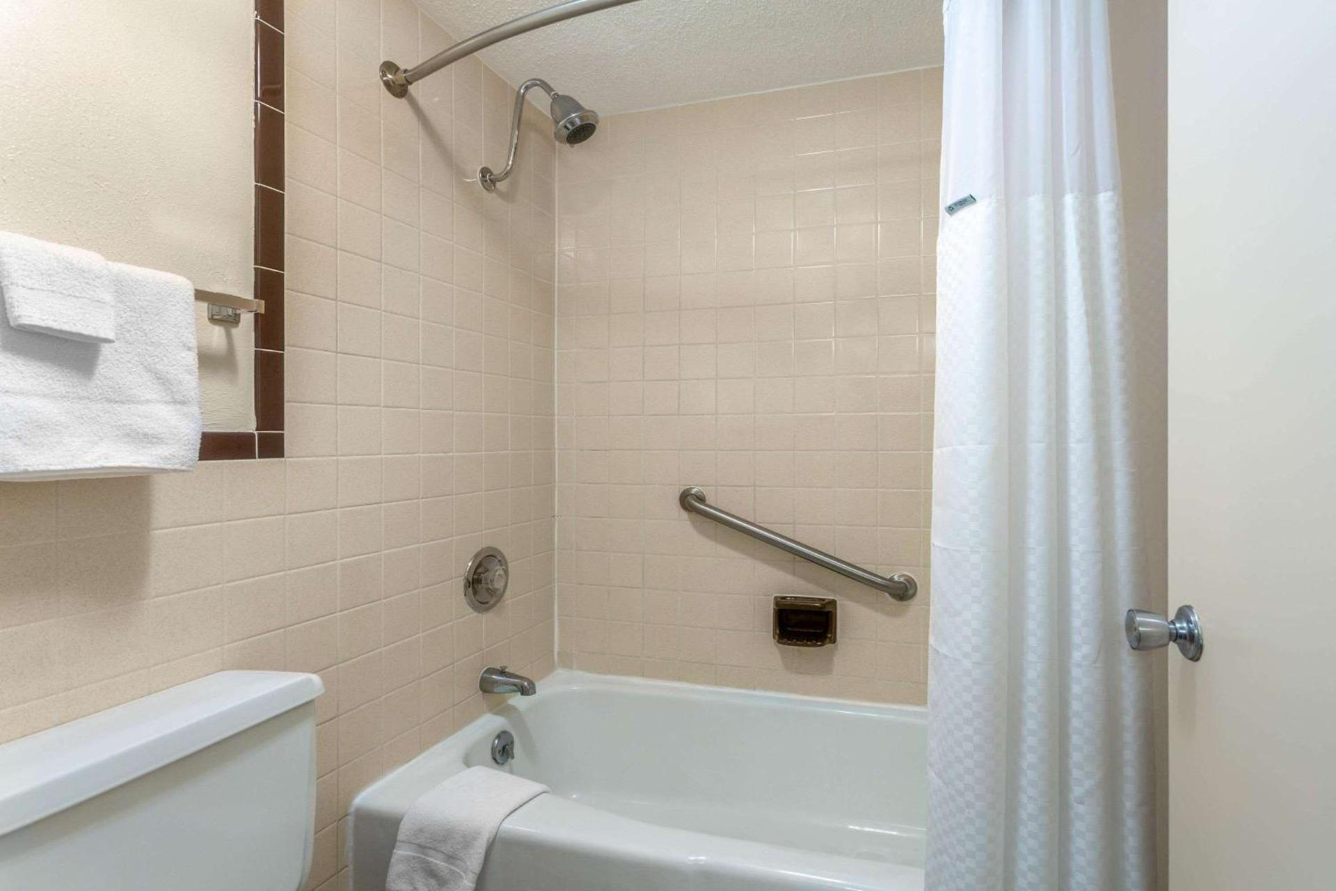 Days Inn by Wyndham Breezewood photo 5