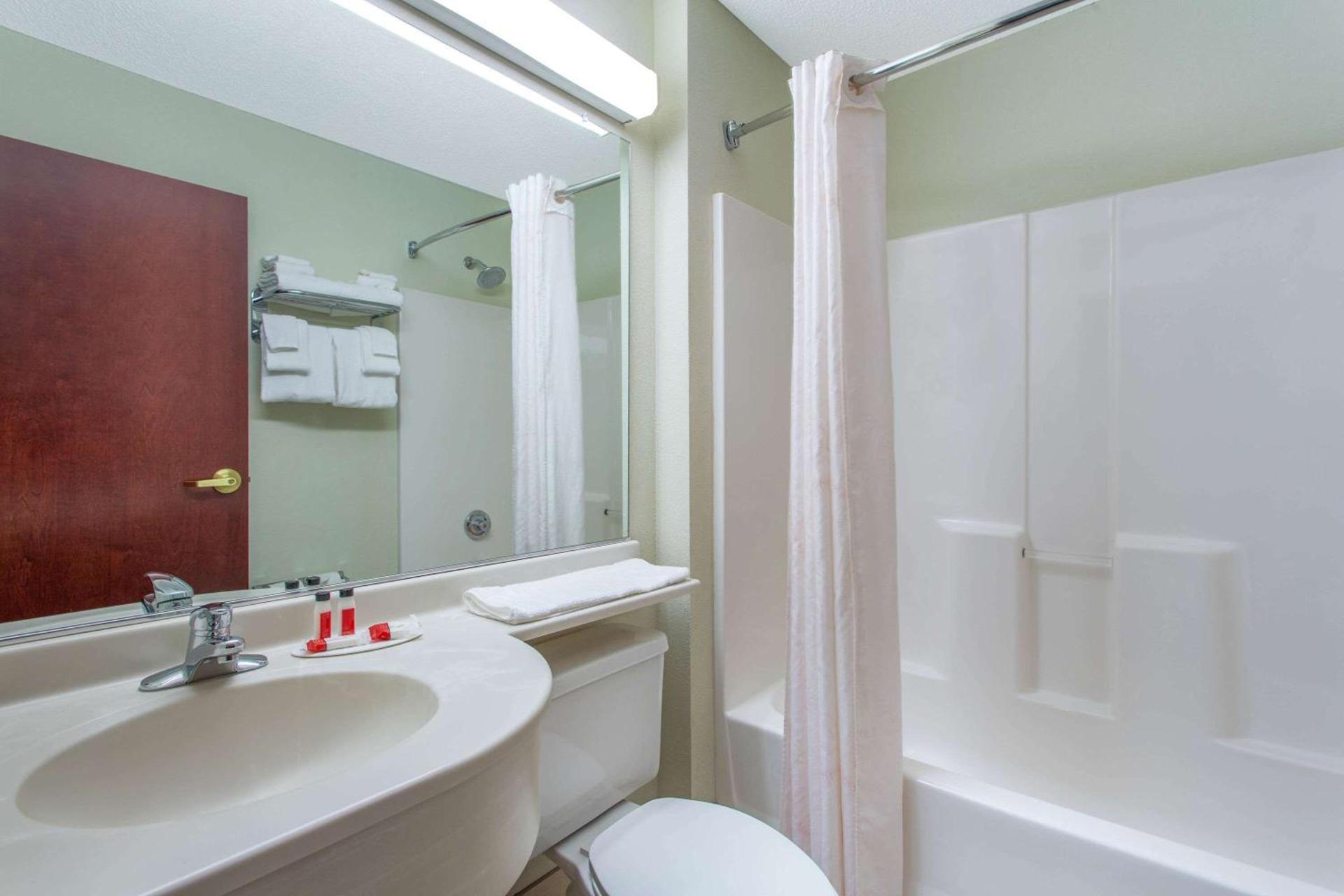 Microtel Inn & Suites by Wyndham Lillington/Campbell University photo 21