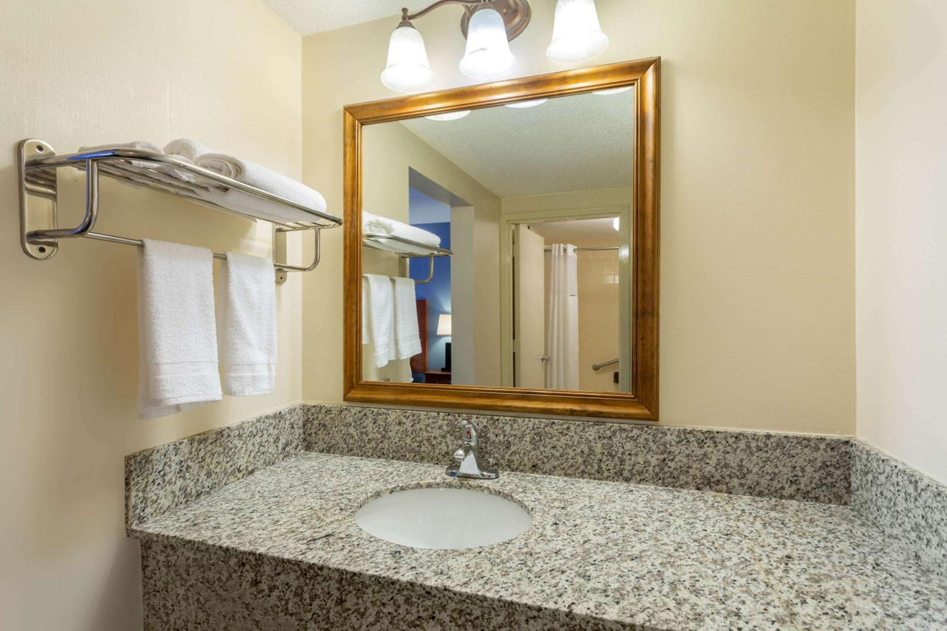 Days Inn by Wyndham Breezewood photo 13