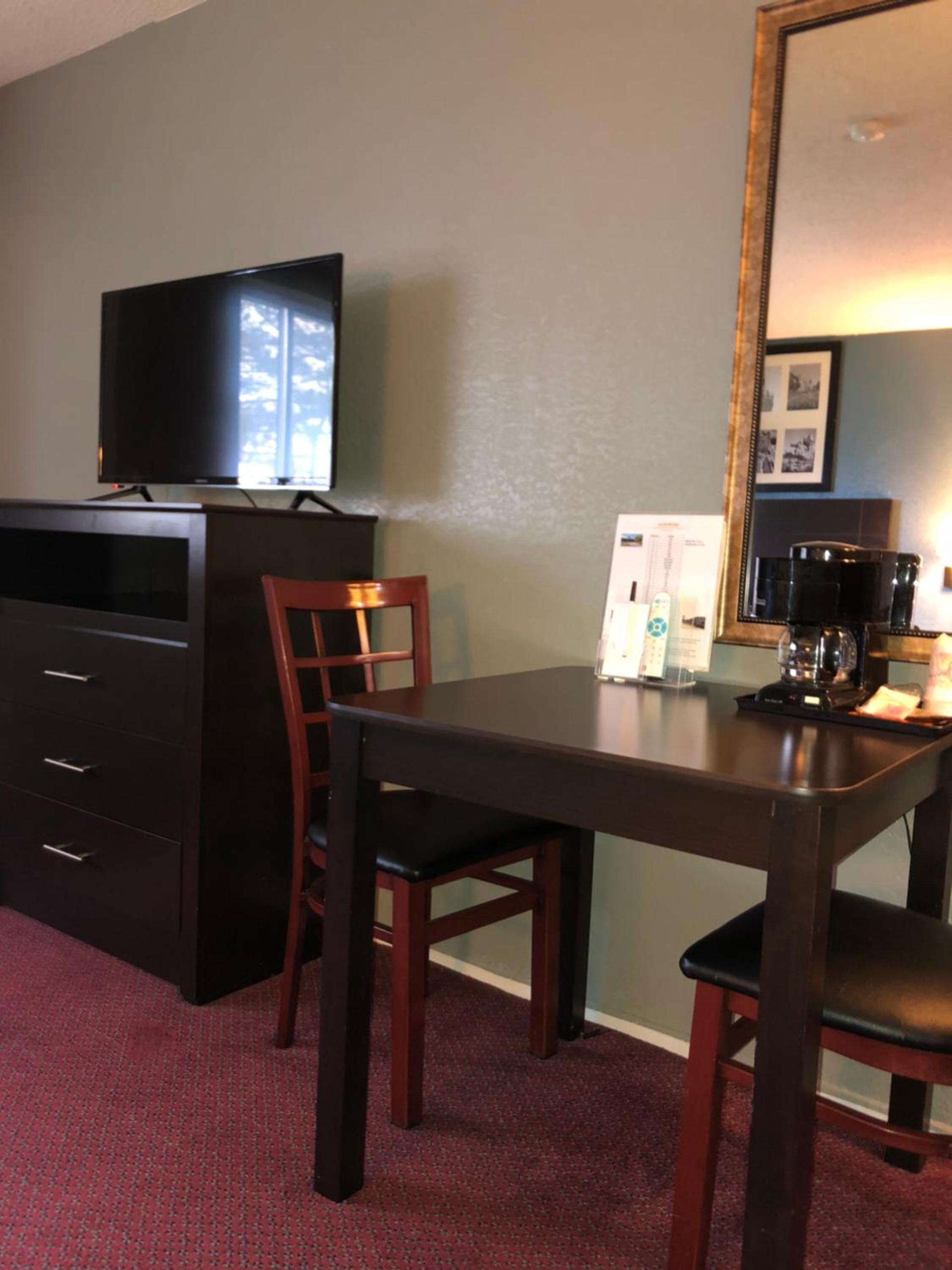 Latham Inn photo 11