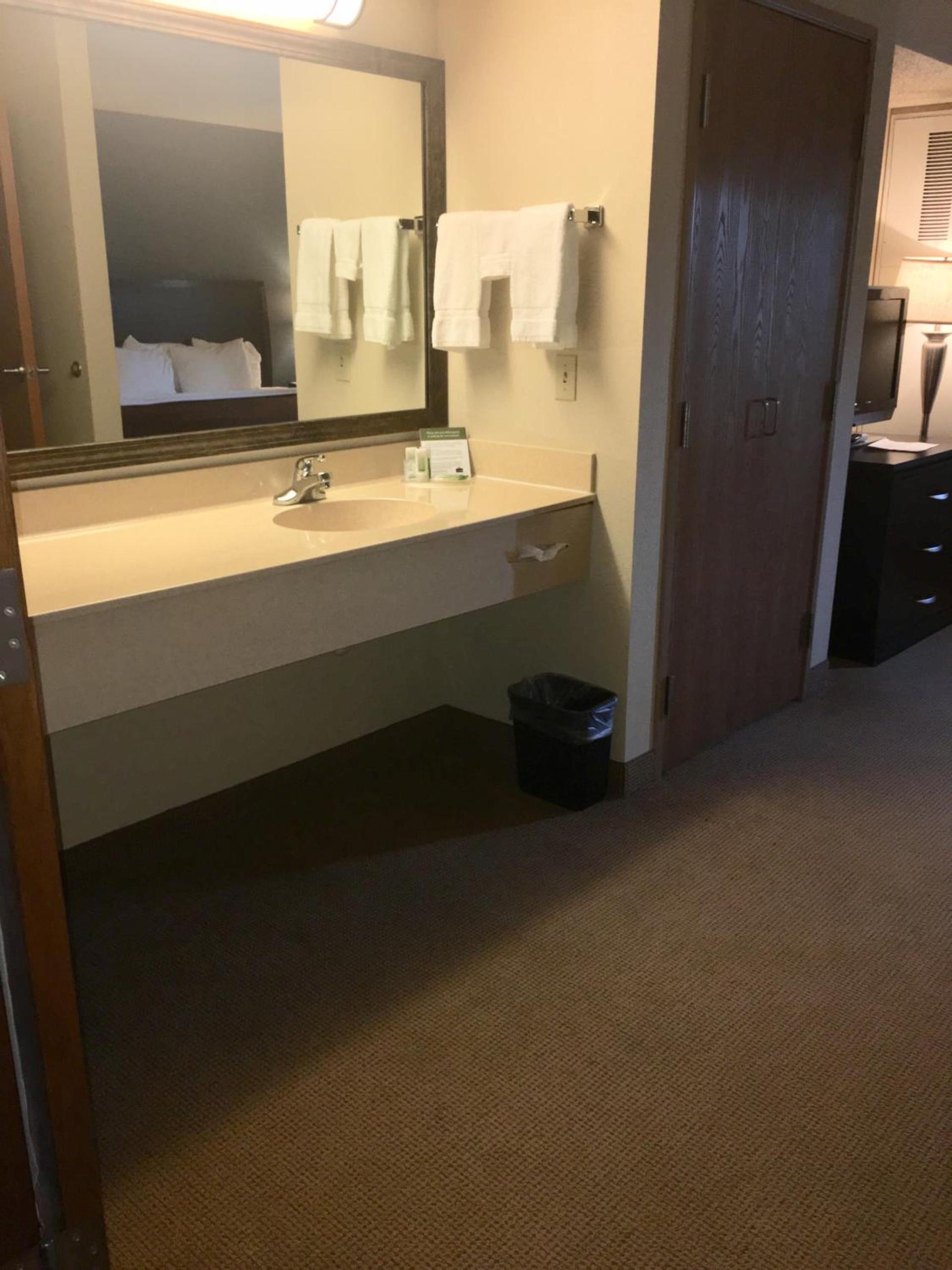 AmericInn by Wyndham Monmouth photo 43