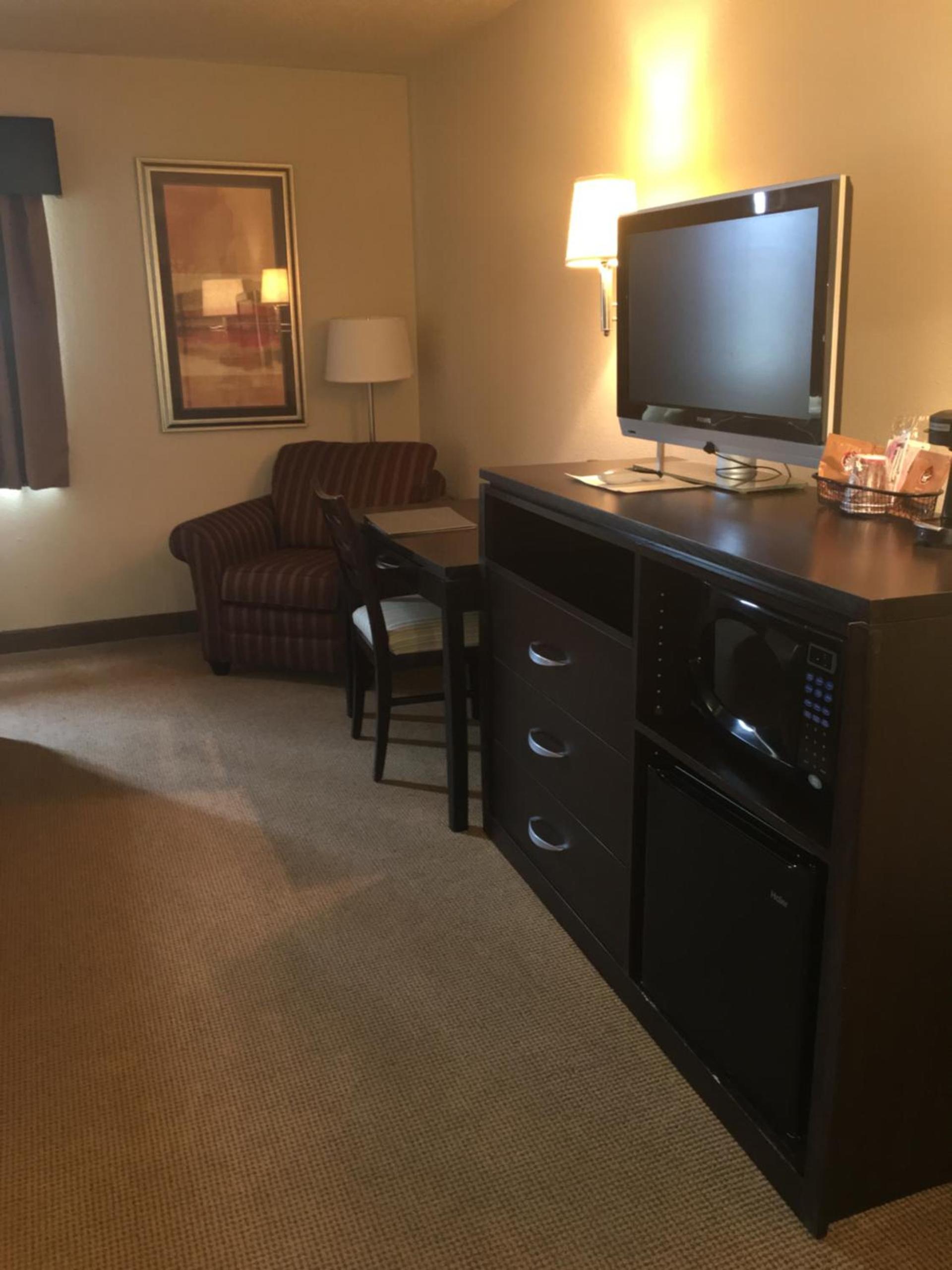 AmericInn by Wyndham Monmouth photo 41