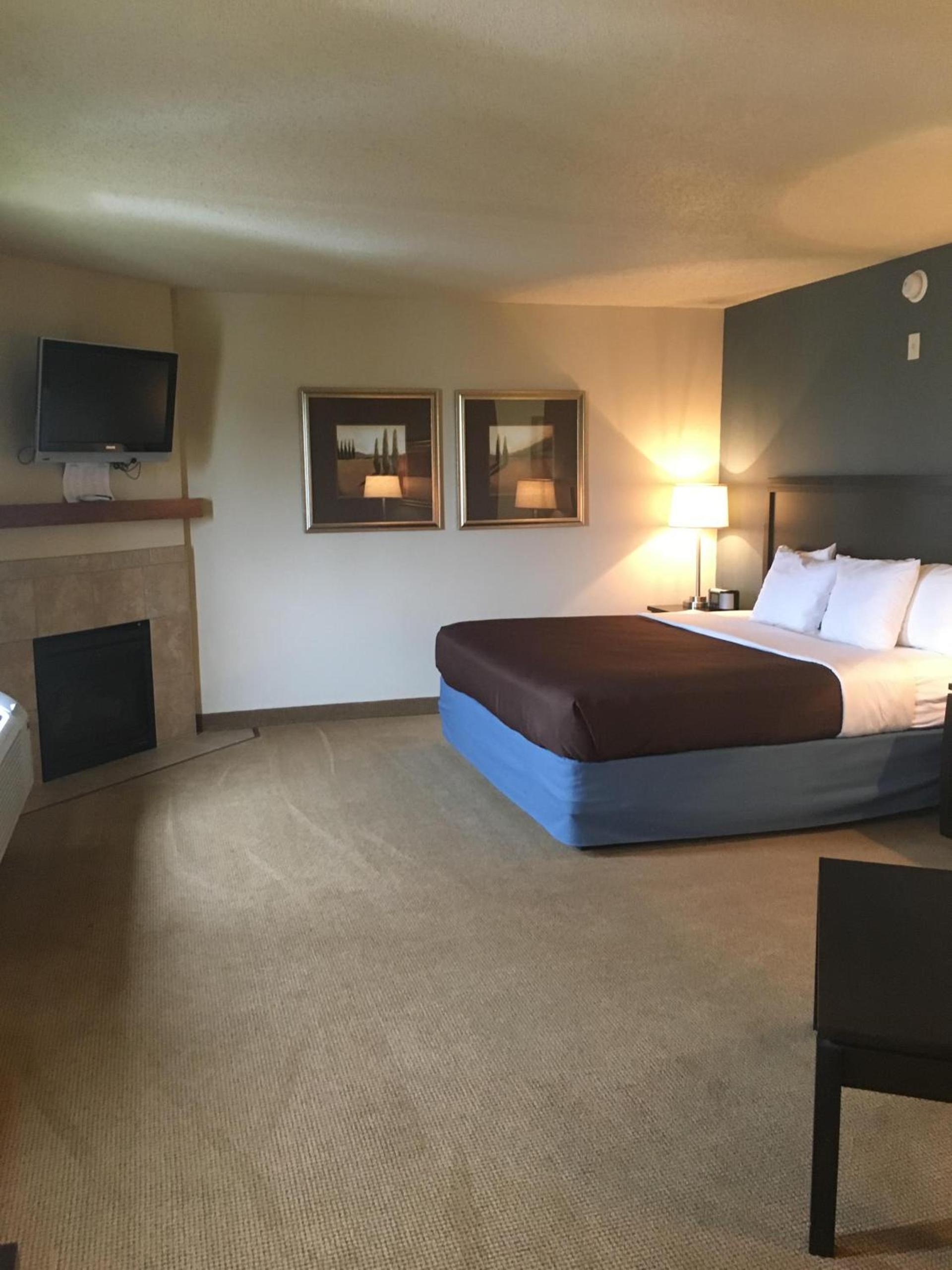 AmericInn by Wyndham Monmouth photo 33