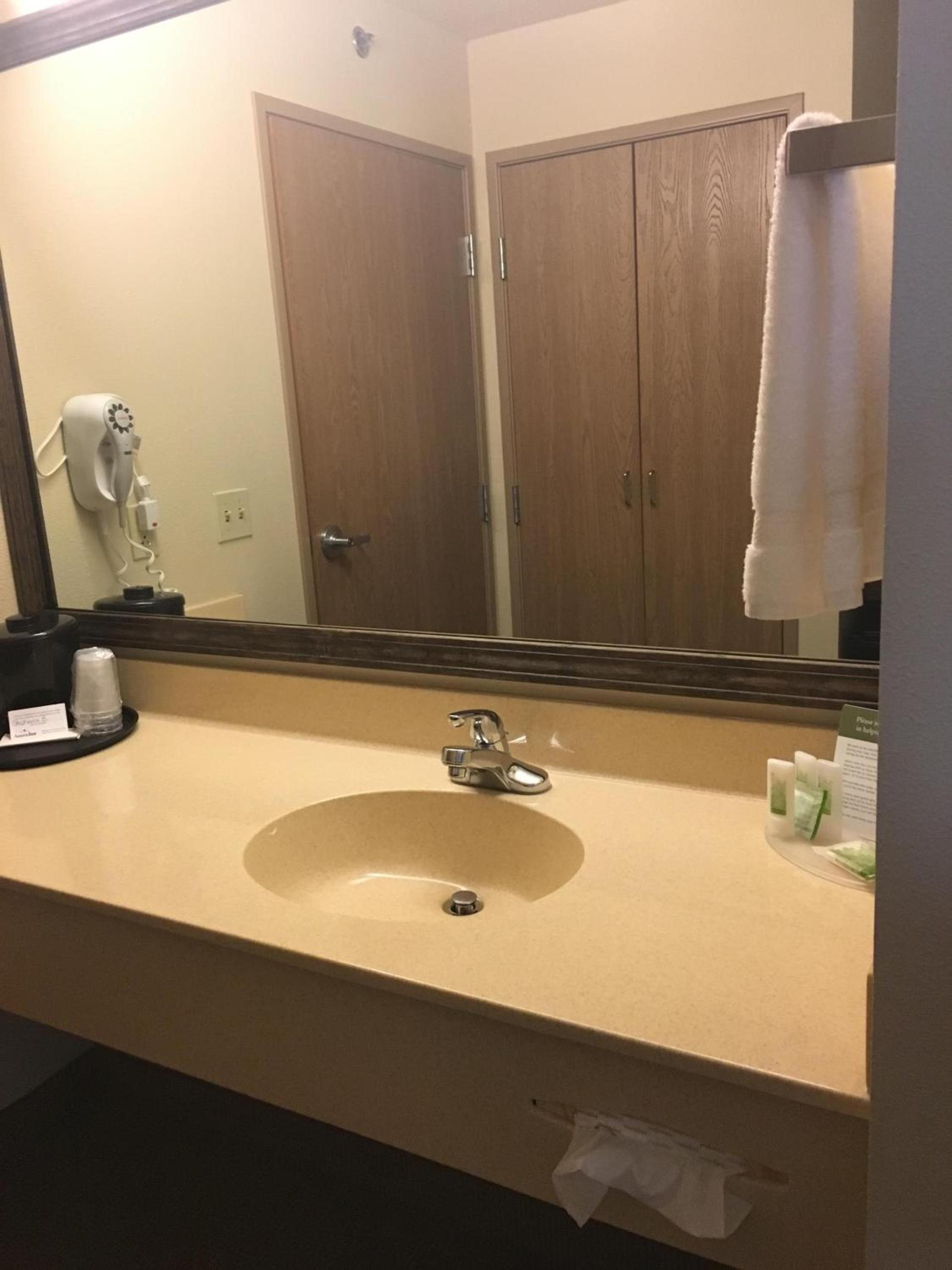 AmericInn by Wyndham Monmouth photo 36