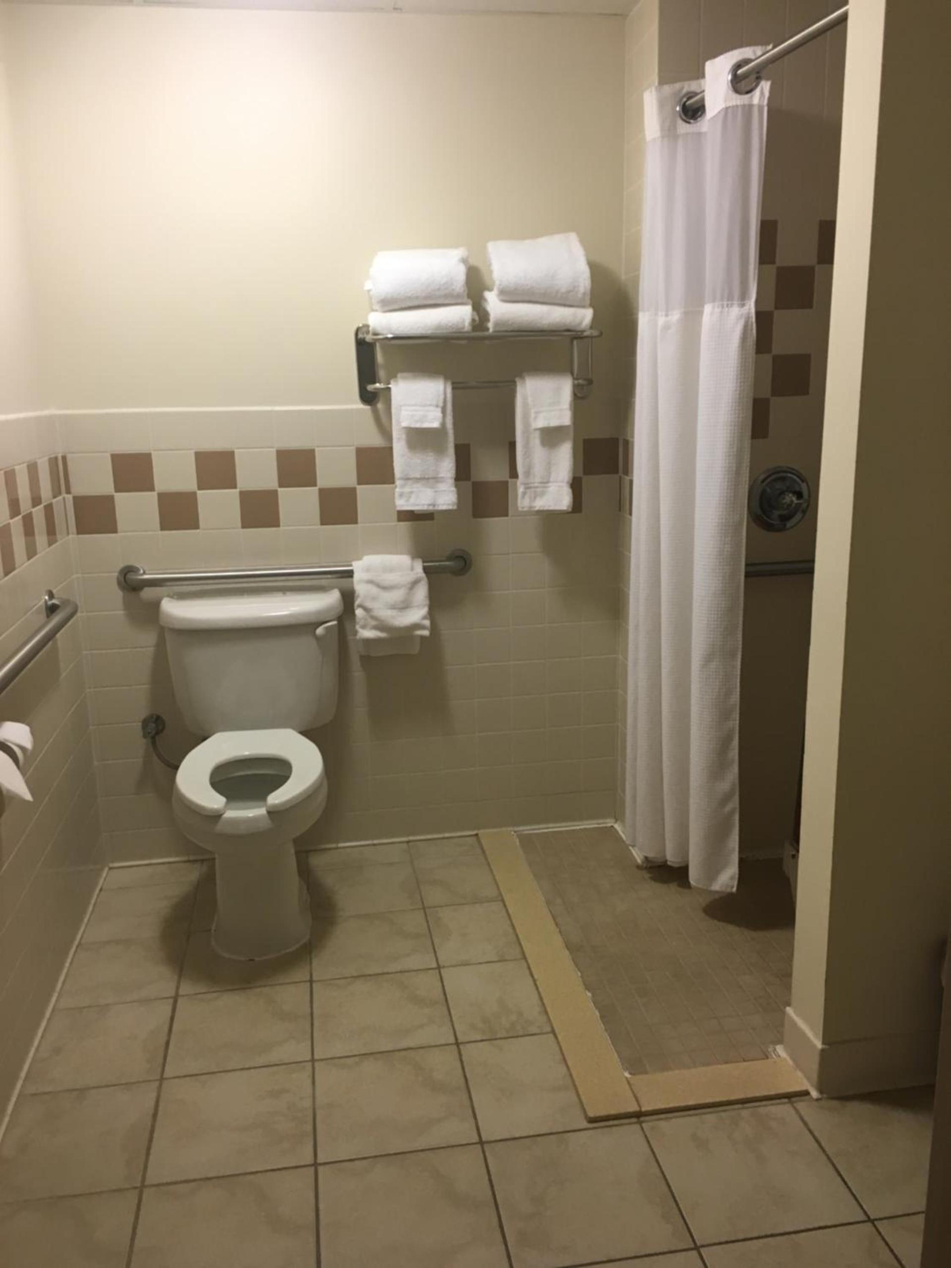 AmericInn by Wyndham Monmouth photo 28