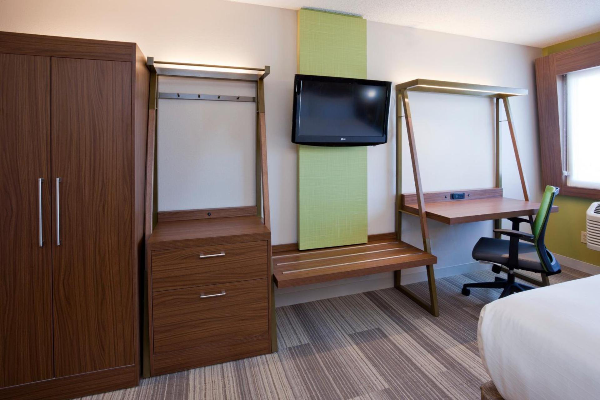 Holiday Inn Express & Suites Minneapolis - West End by IHG photo 10
