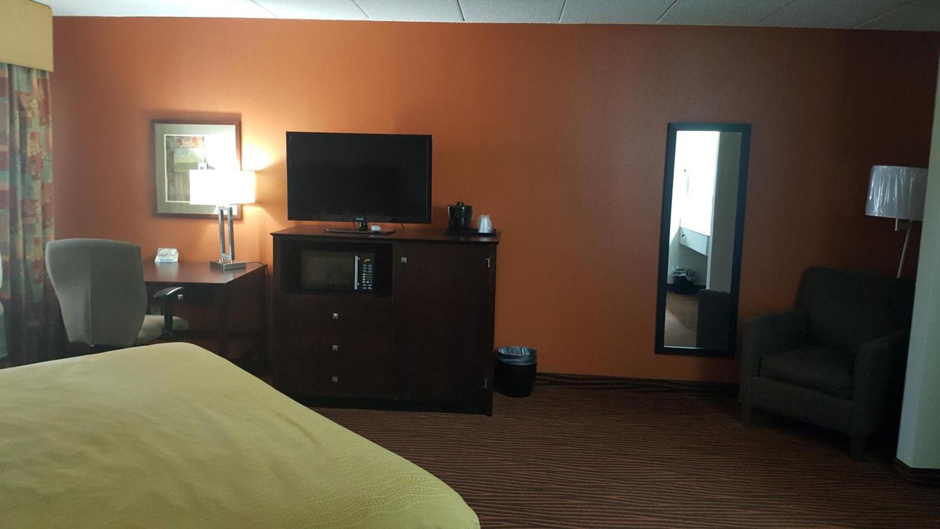 AmericInn by Wyndham Muscatine photo 28