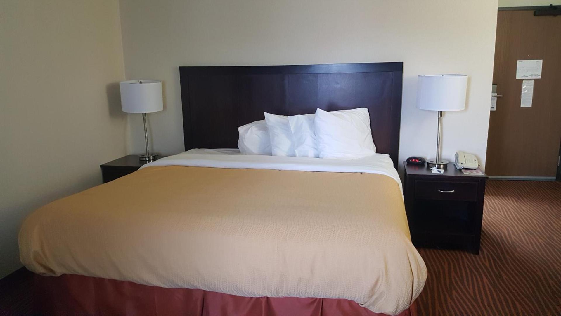 AmericInn by Wyndham Muscatine photo 25