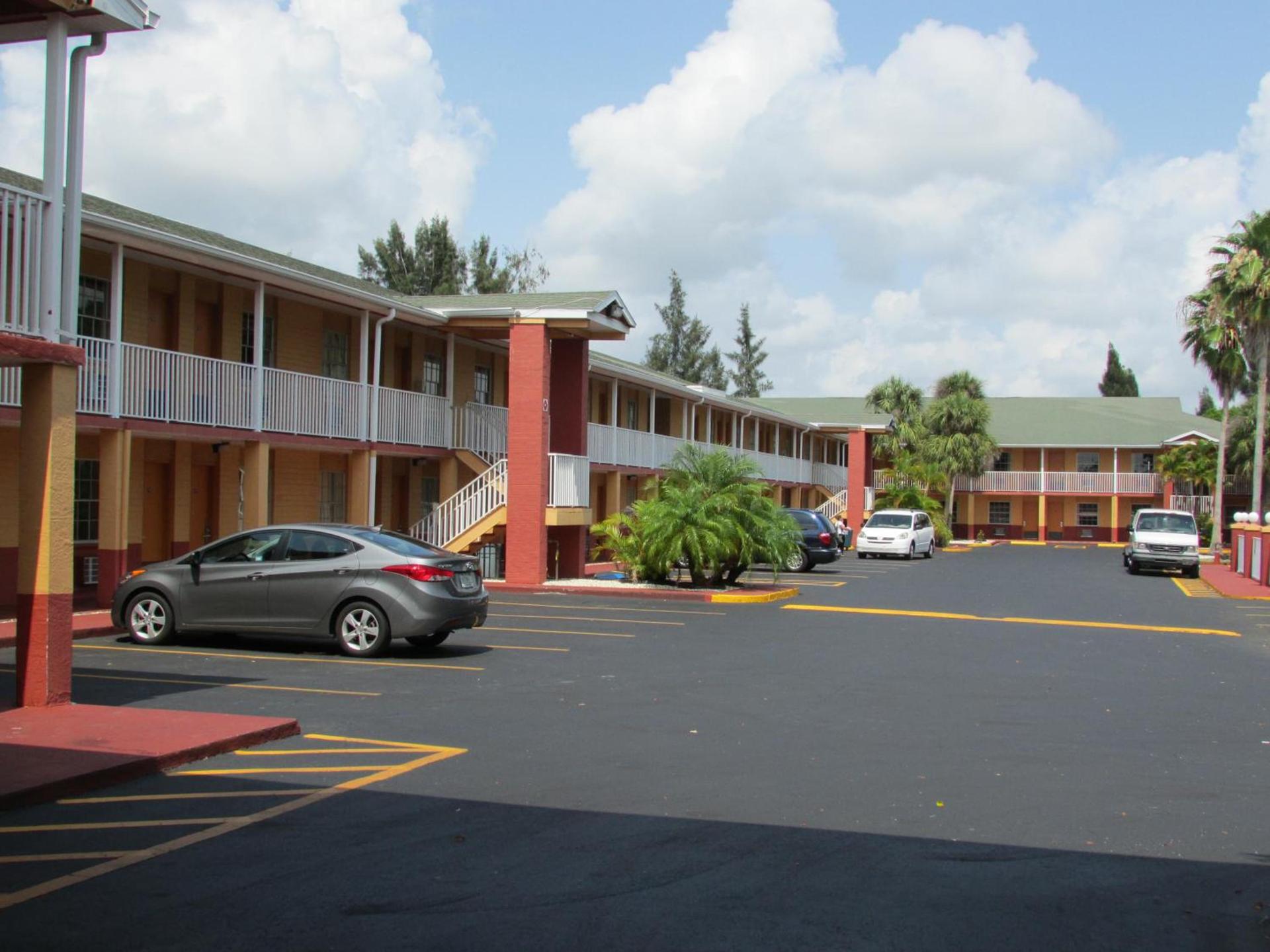 Howard Johnson by Wyndham Ft. Myers FL photo 26