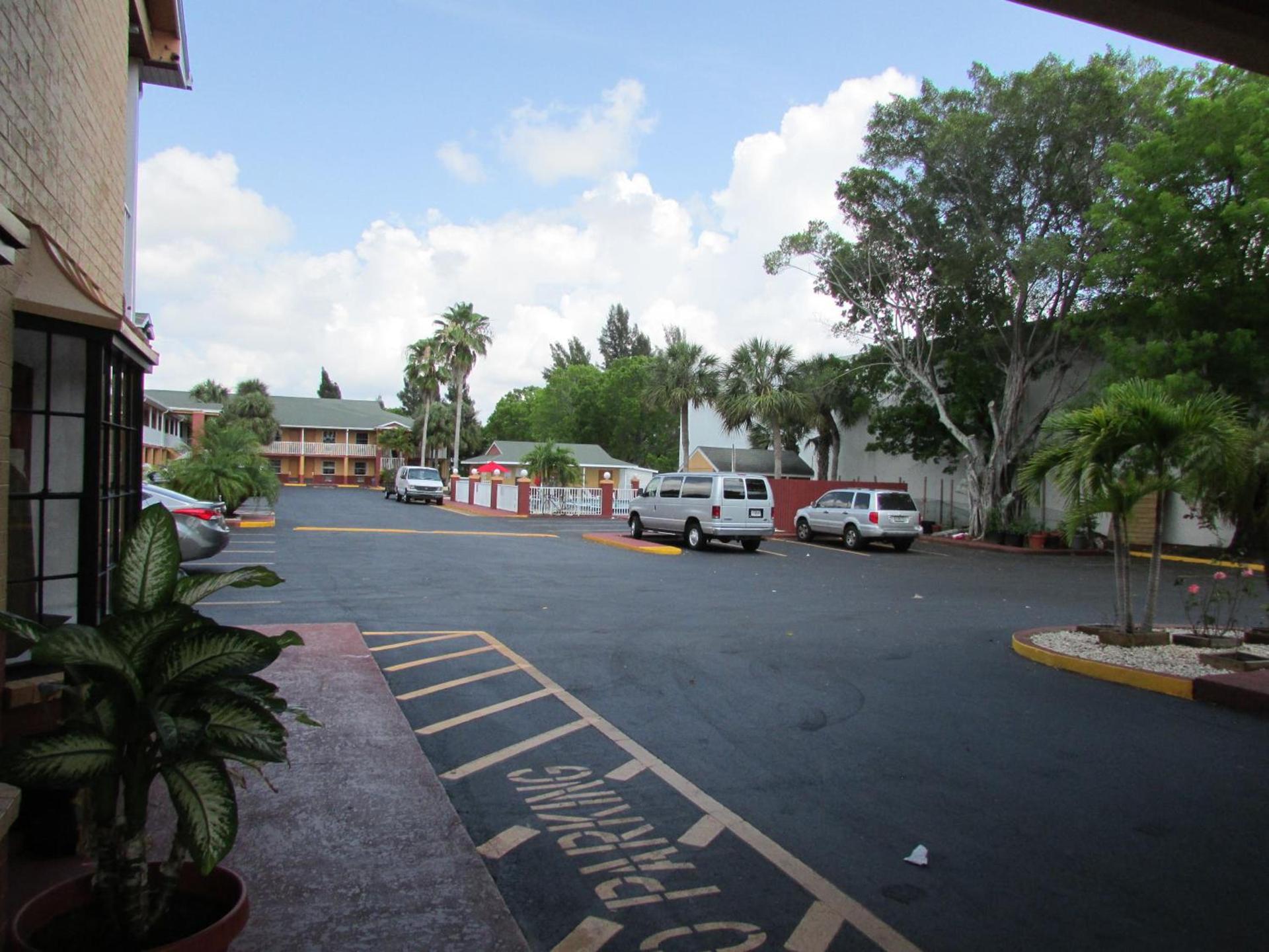 Howard Johnson by Wyndham Ft. Myers FL photo 29