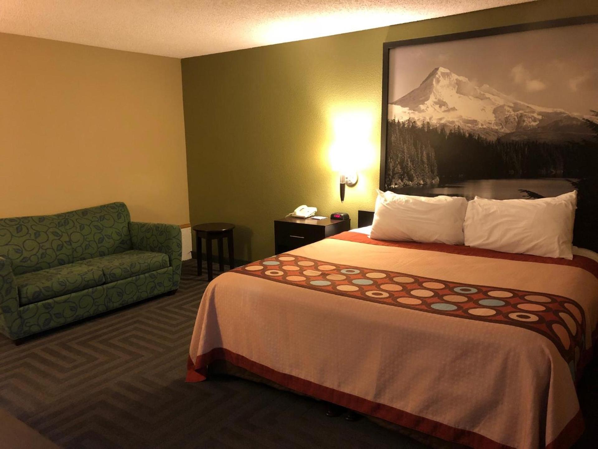 Super 8 by Wyndham LaGrande photo 14