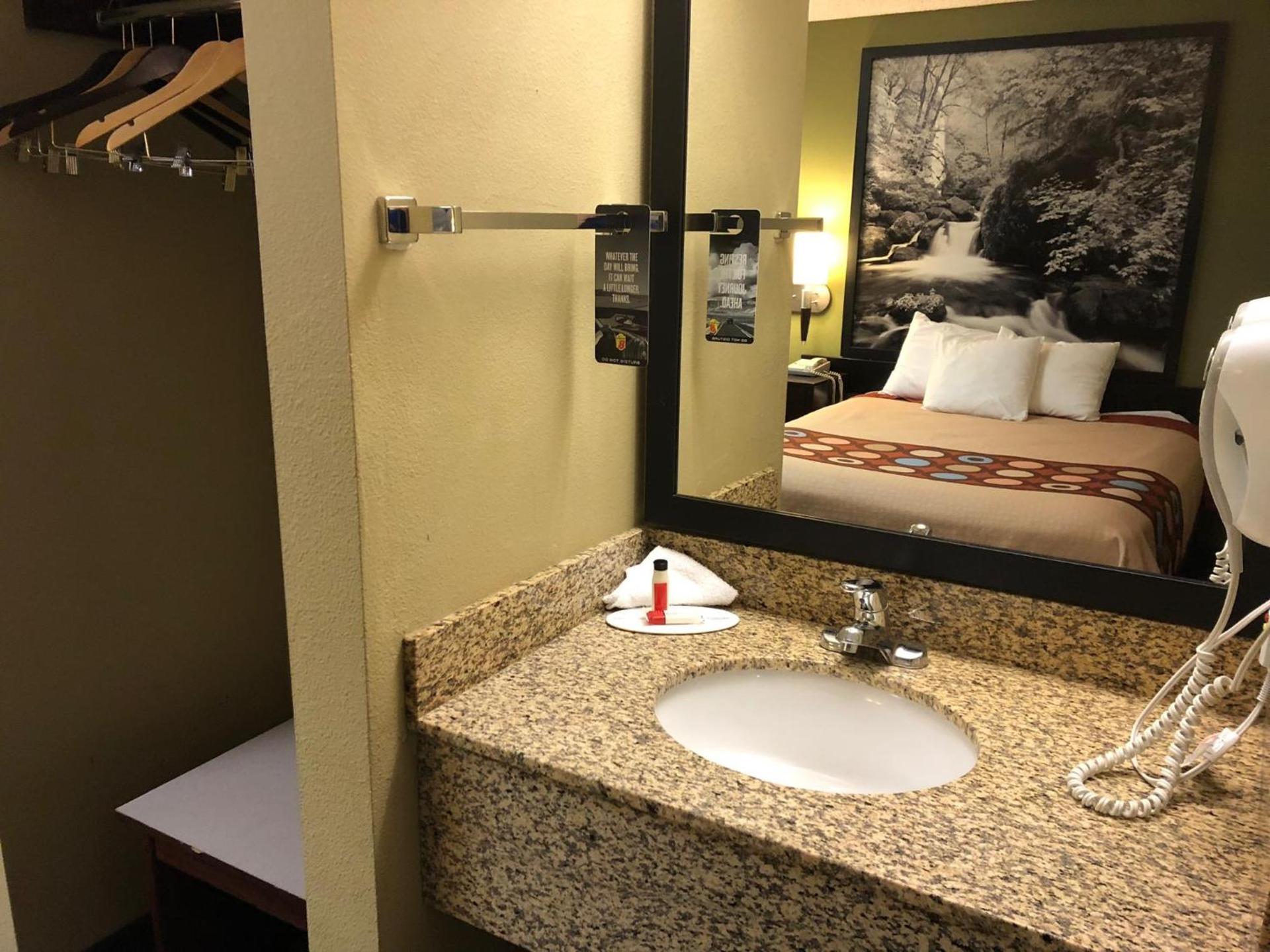 Super 8 by Wyndham LaGrande photo 21