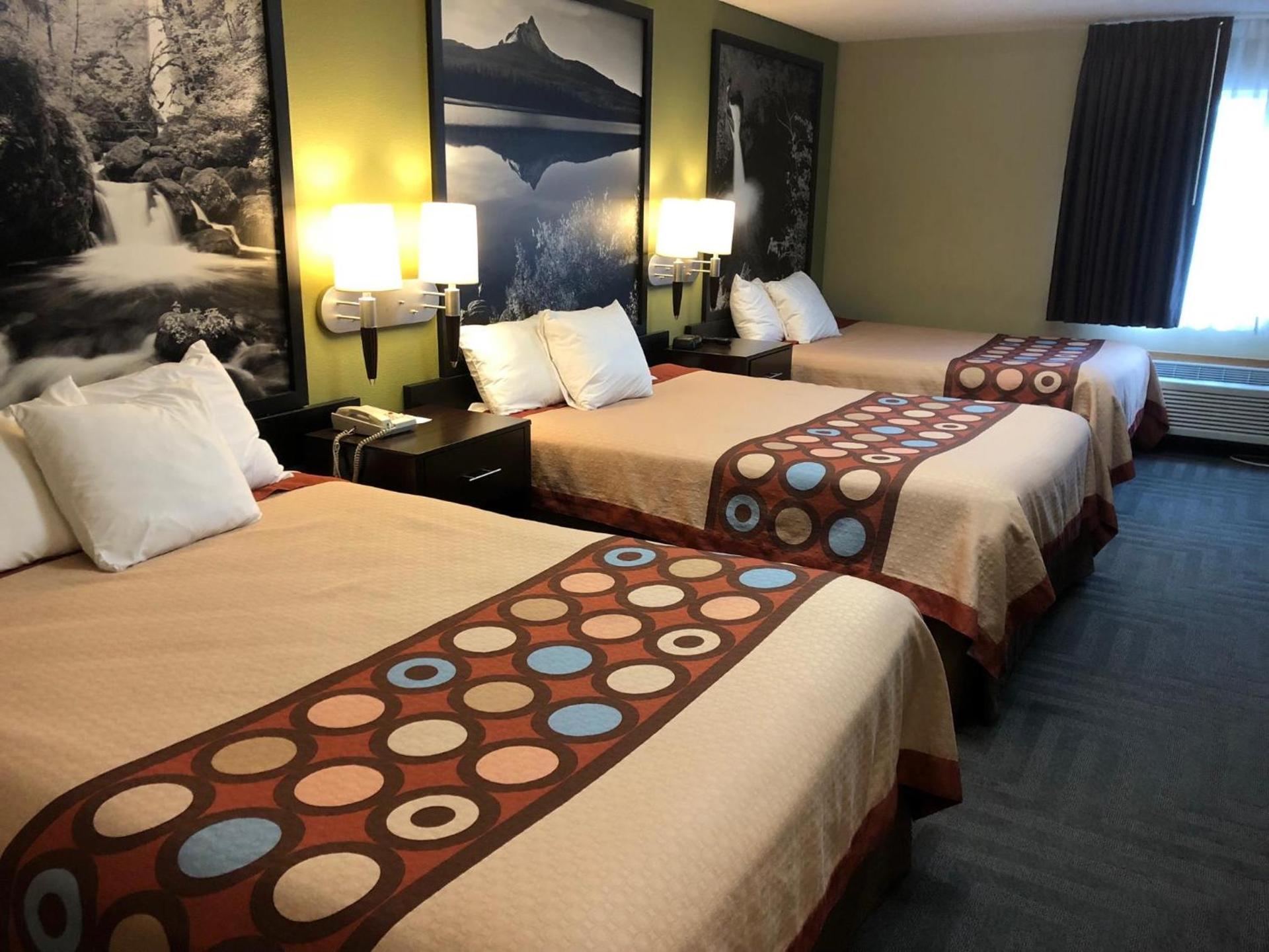 Super 8 by Wyndham LaGrande photo 23