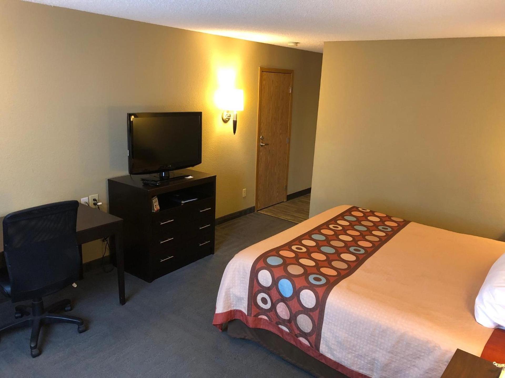 Super 8 by Wyndham LaGrande photo 25