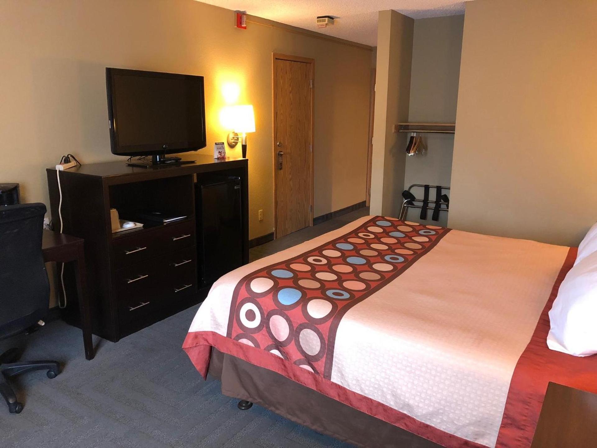 Super 8 by Wyndham LaGrande photo 27