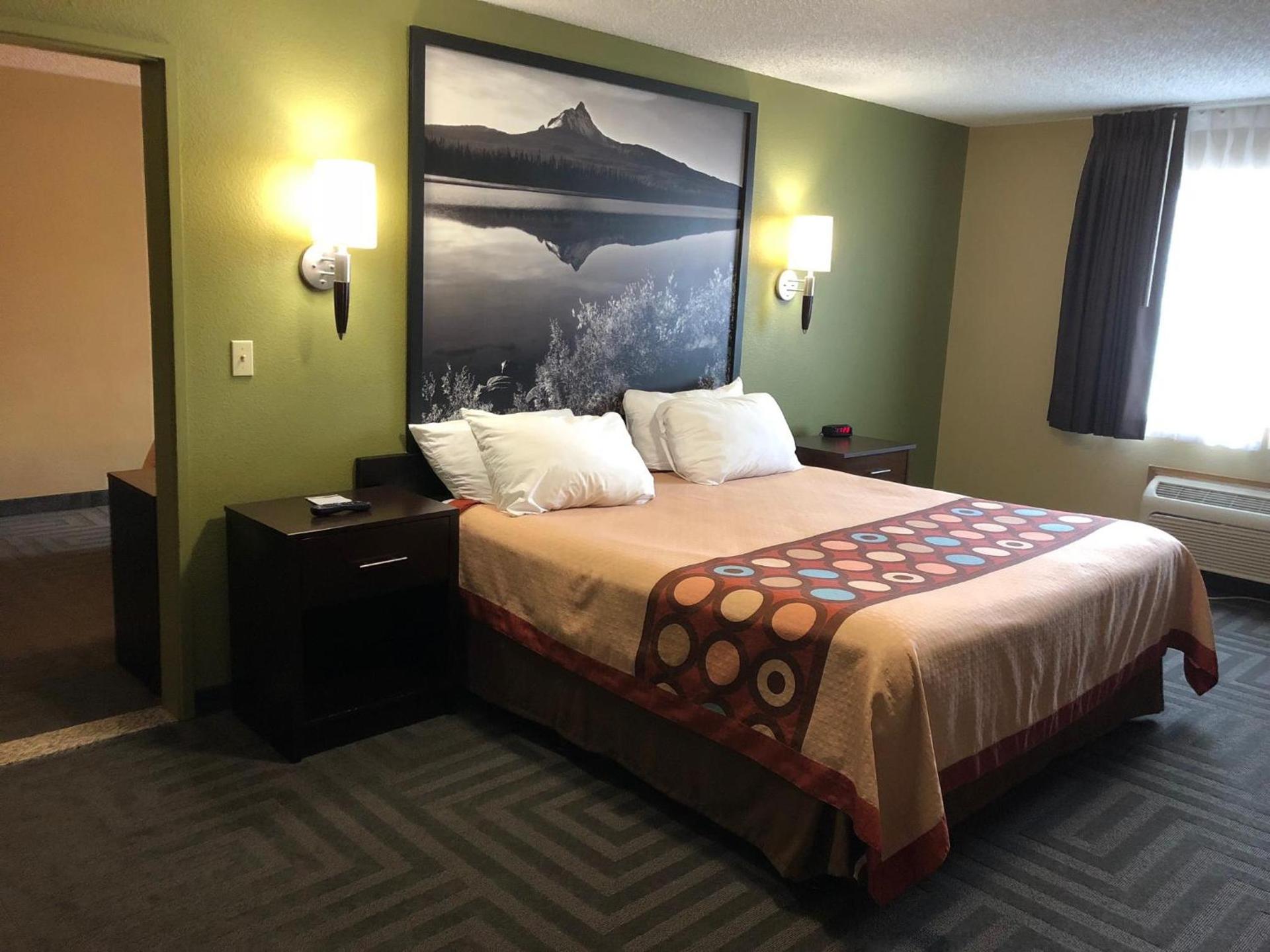Super 8 by Wyndham LaGrande photo 32