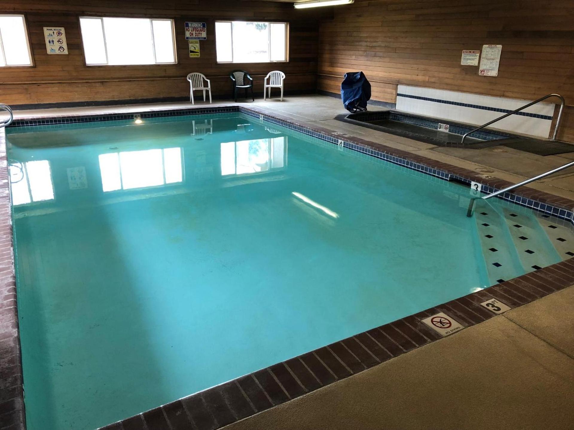 Super 8 by Wyndham LaGrande photo 33