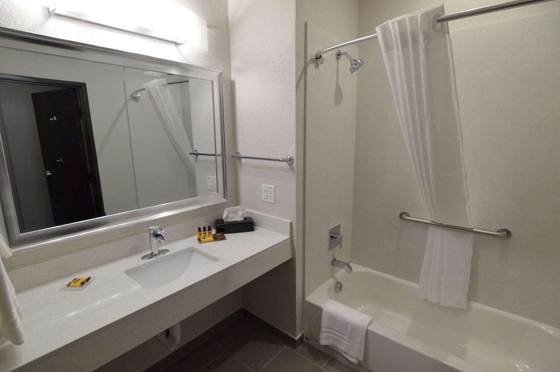 Best Western Plus Waller Hotel photo 34