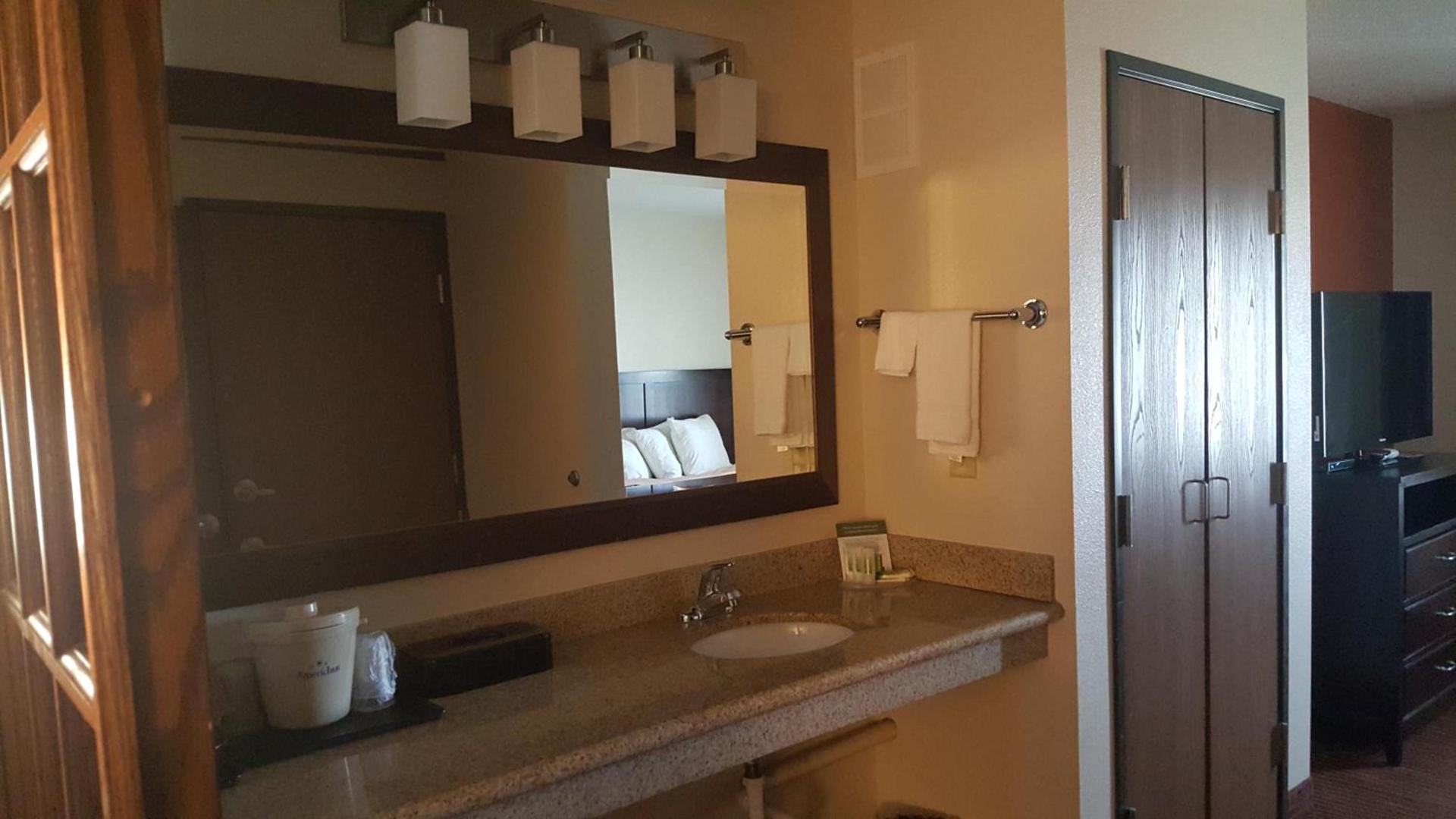 AmericInn by Wyndham Muscatine photo 16