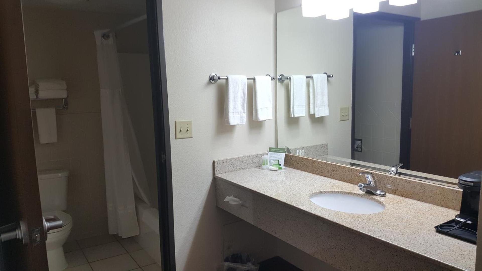 AmericInn by Wyndham Muscatine photo 12
