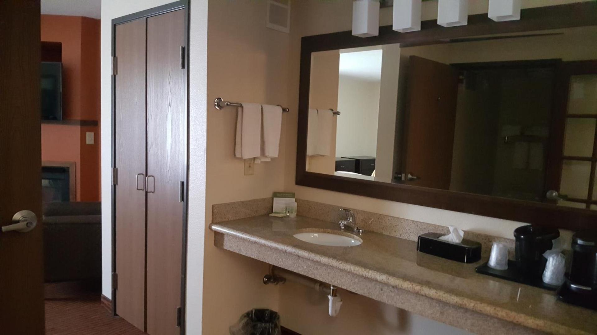 AmericInn by Wyndham Muscatine photo 11