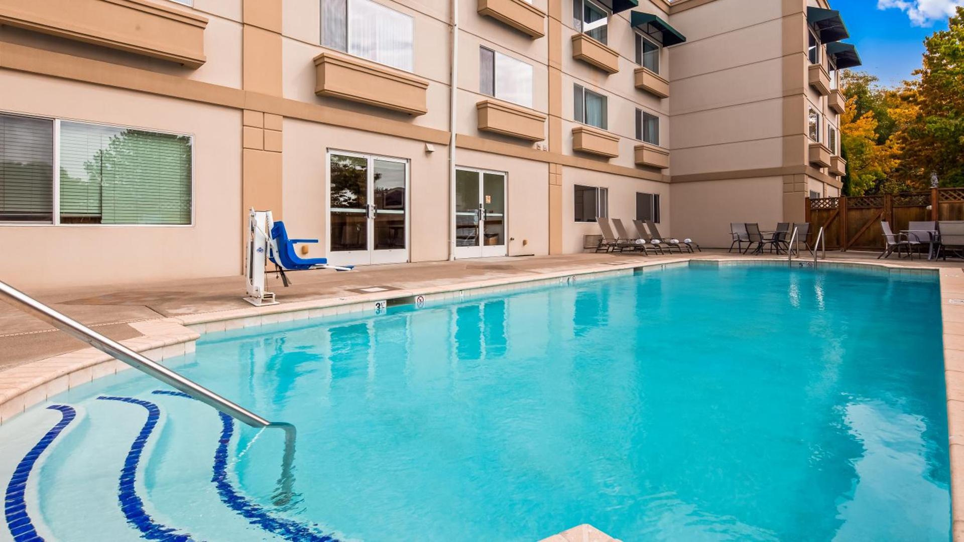 Best Western Plus Edmonds Harbor Inn photo 79