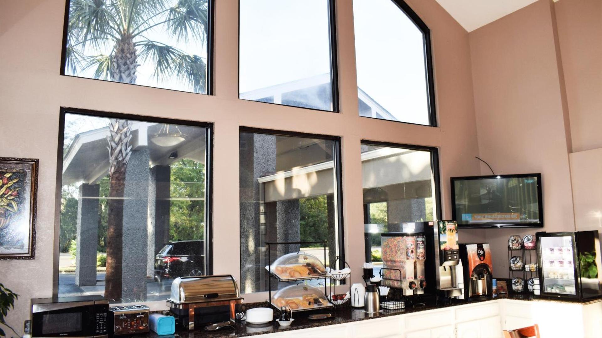 Howard Johnson by Wyndham Beaufort/Parris Island photo 29