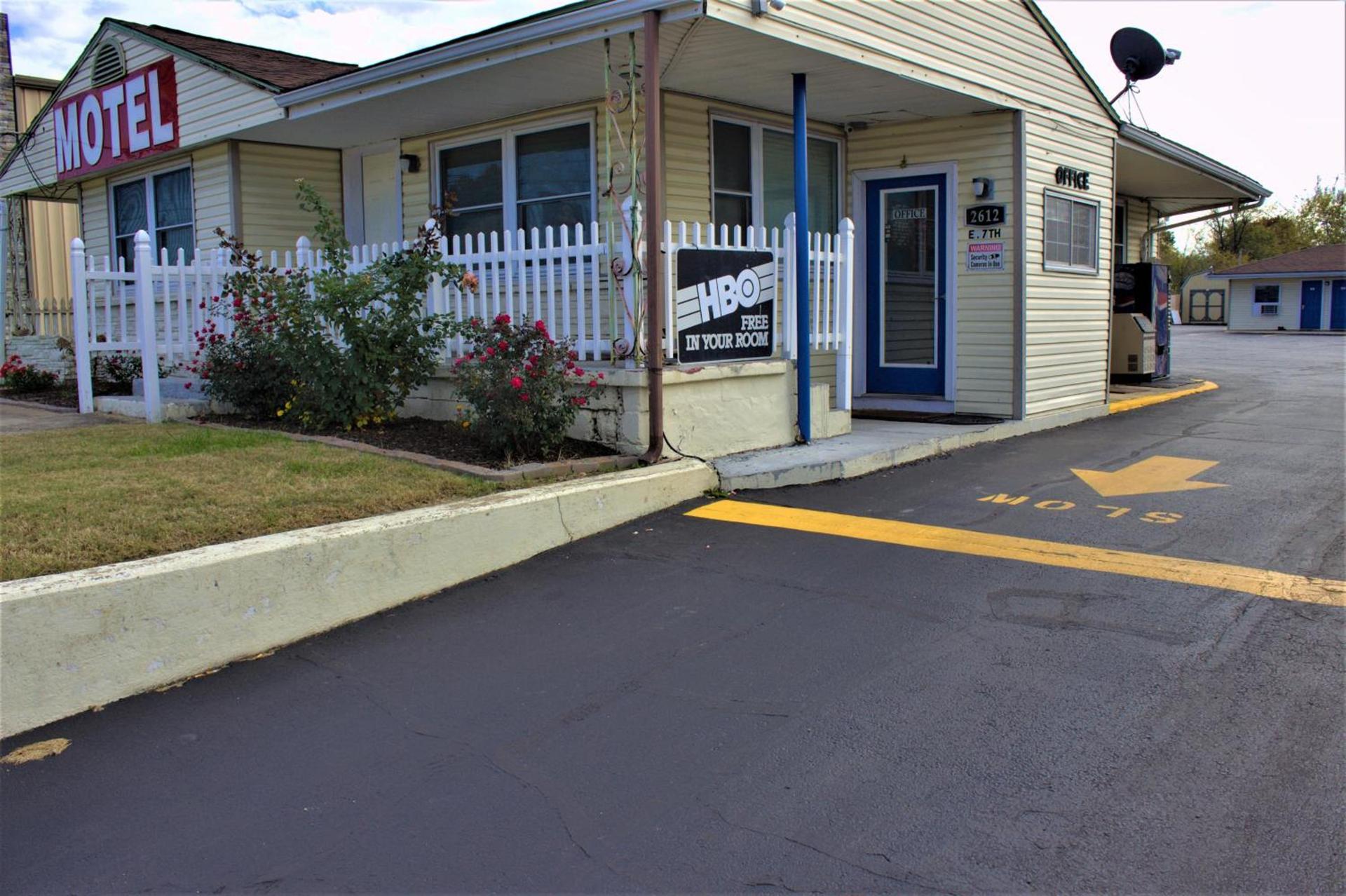 Plaza Motel photo 37
