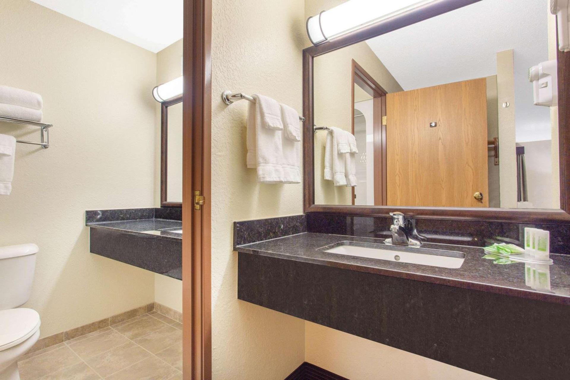 AmericInn by Wyndham Rhinelander photo 42
