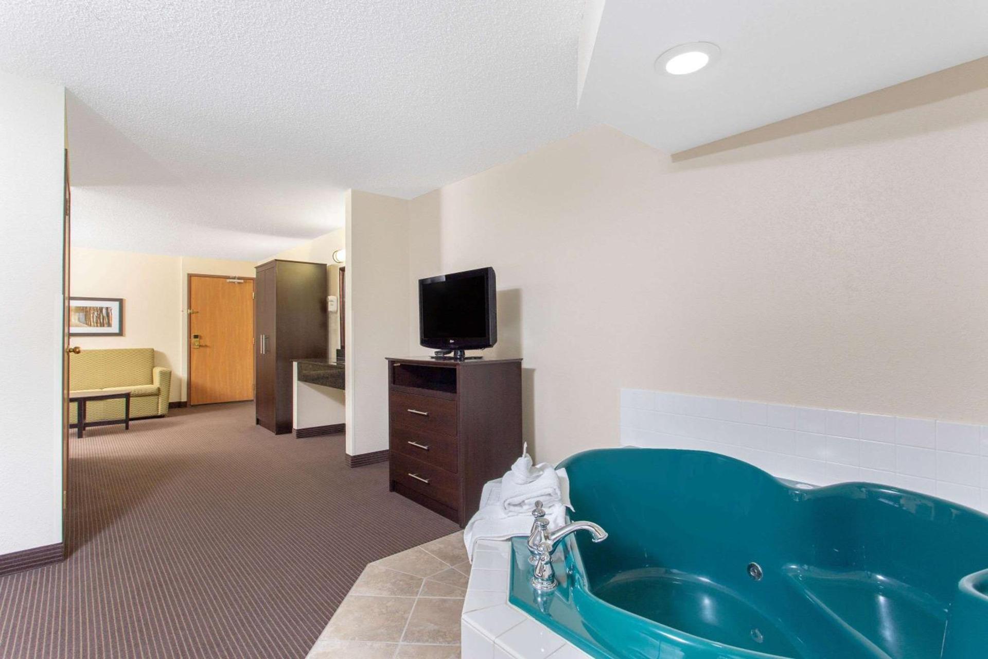 AmericInn by Wyndham Rhinelander photo 41