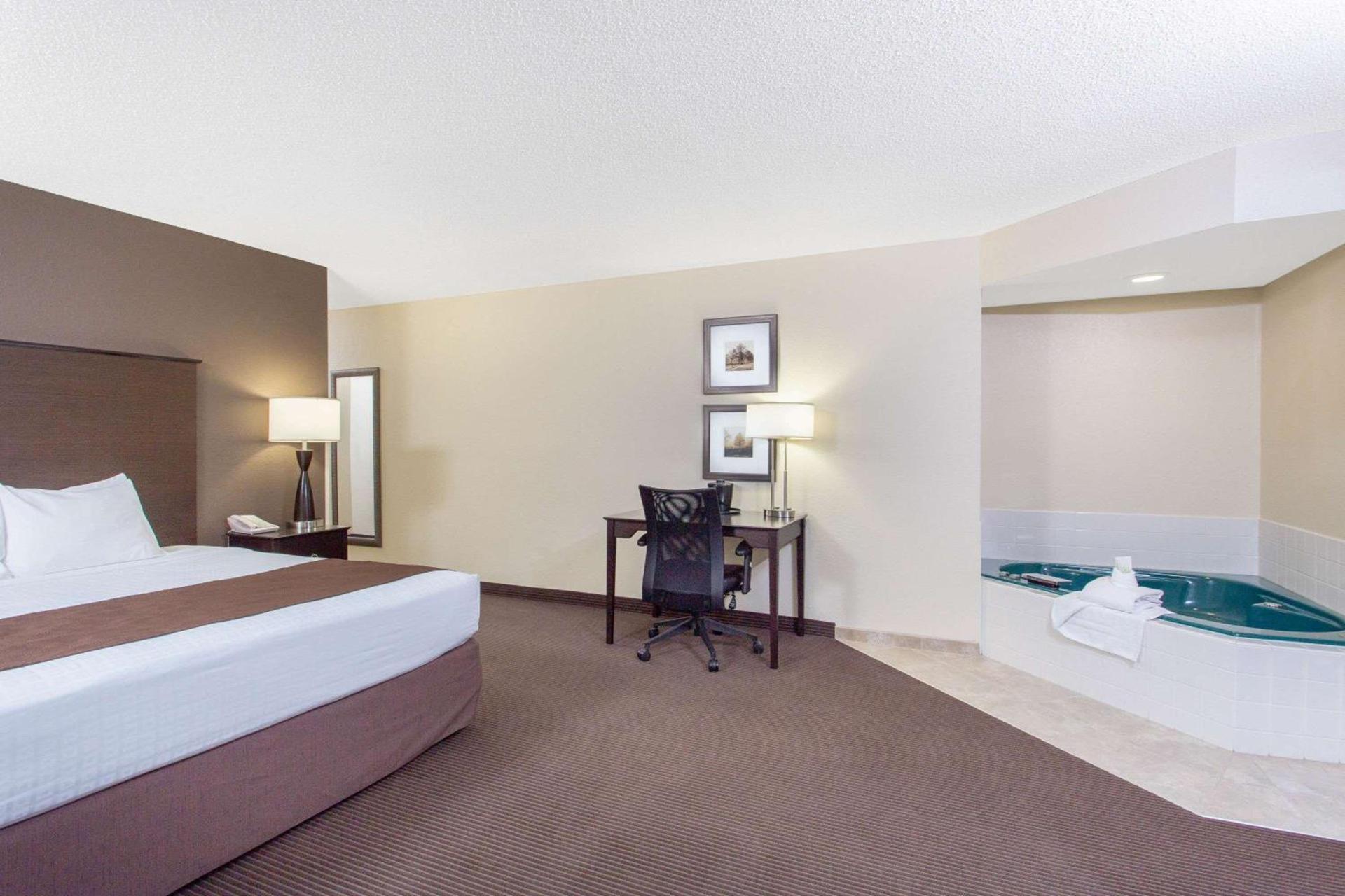AmericInn by Wyndham Rhinelander photo 39