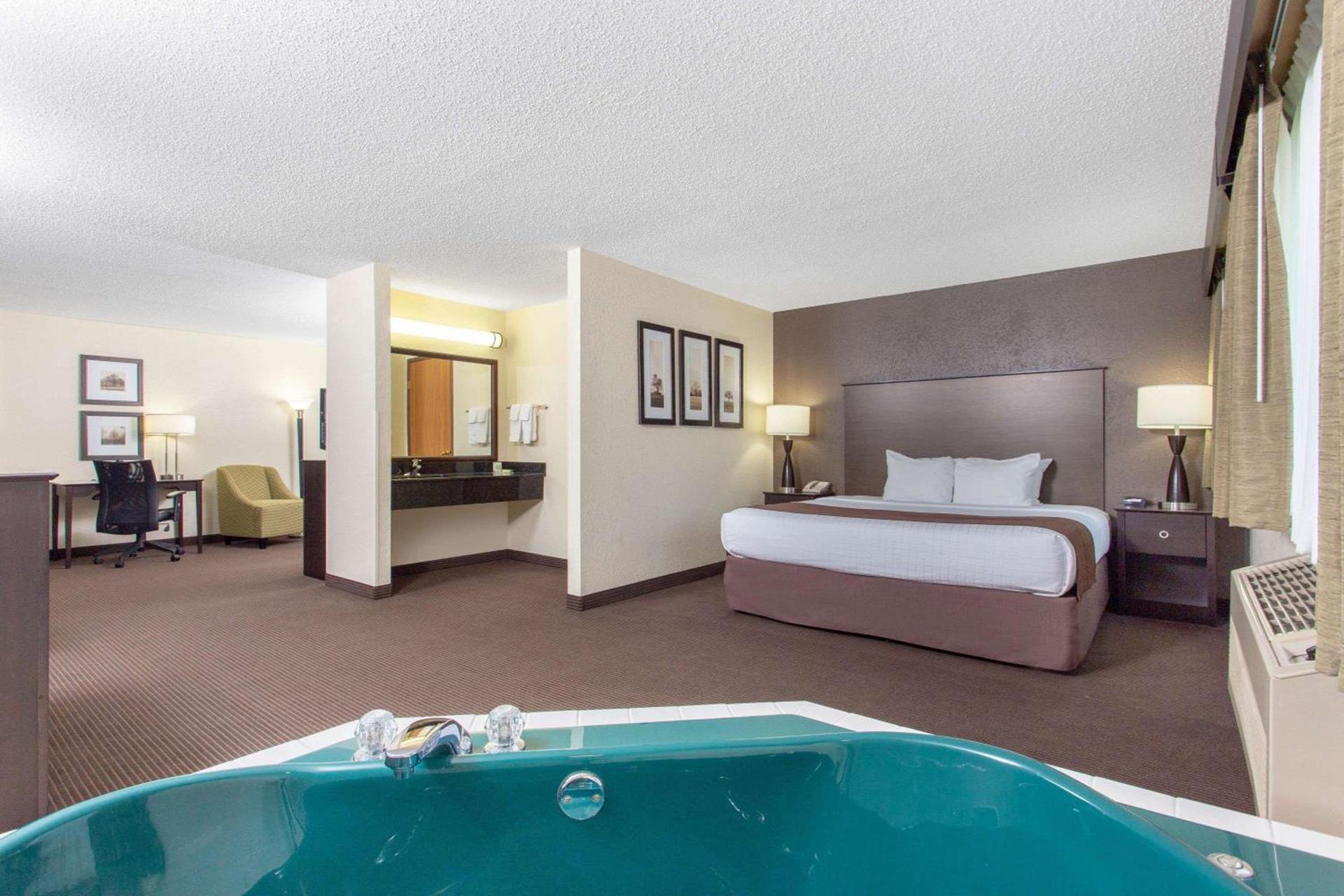 AmericInn by Wyndham Rhinelander photo 38